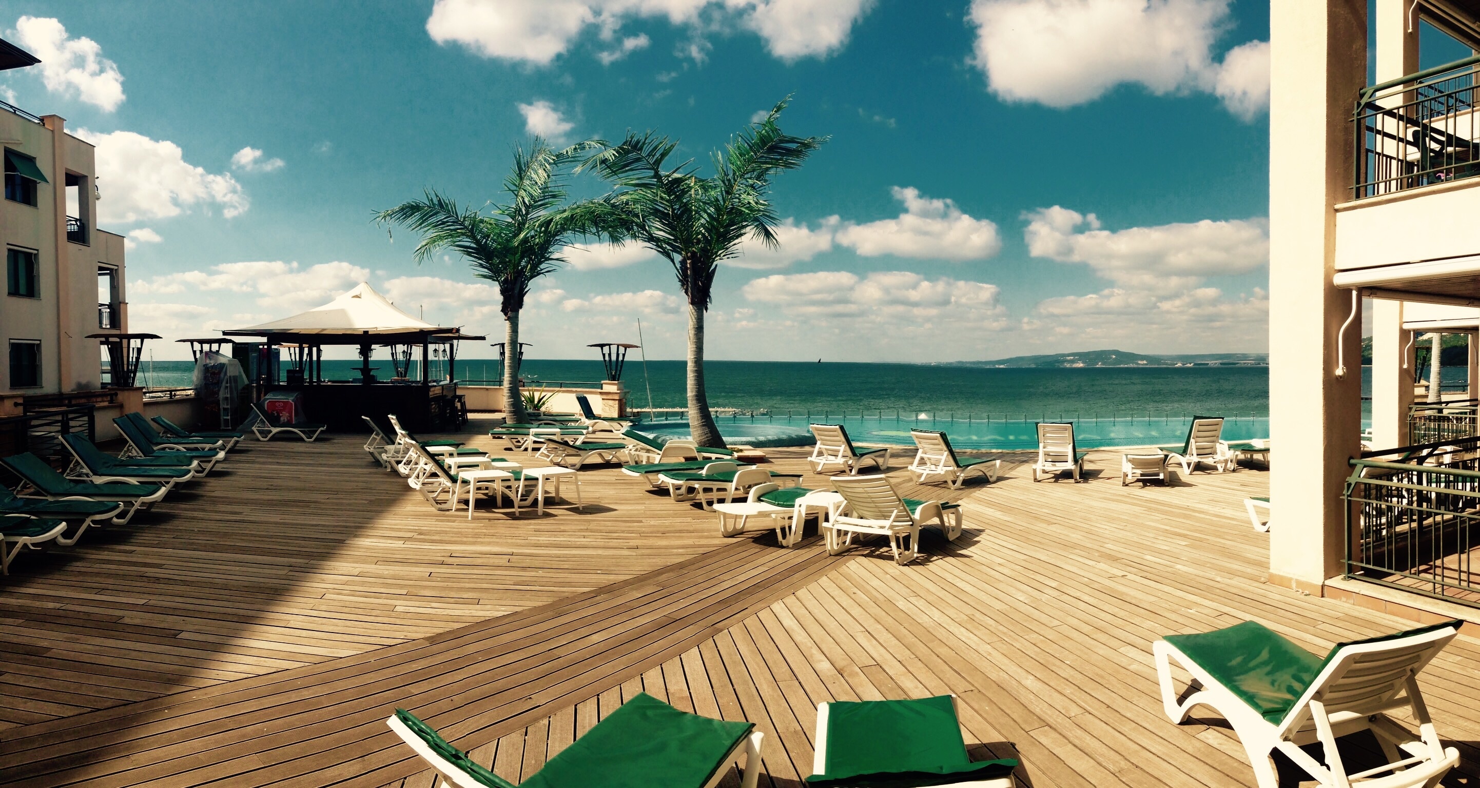 Free photo Hotel right on the beach with palm trees