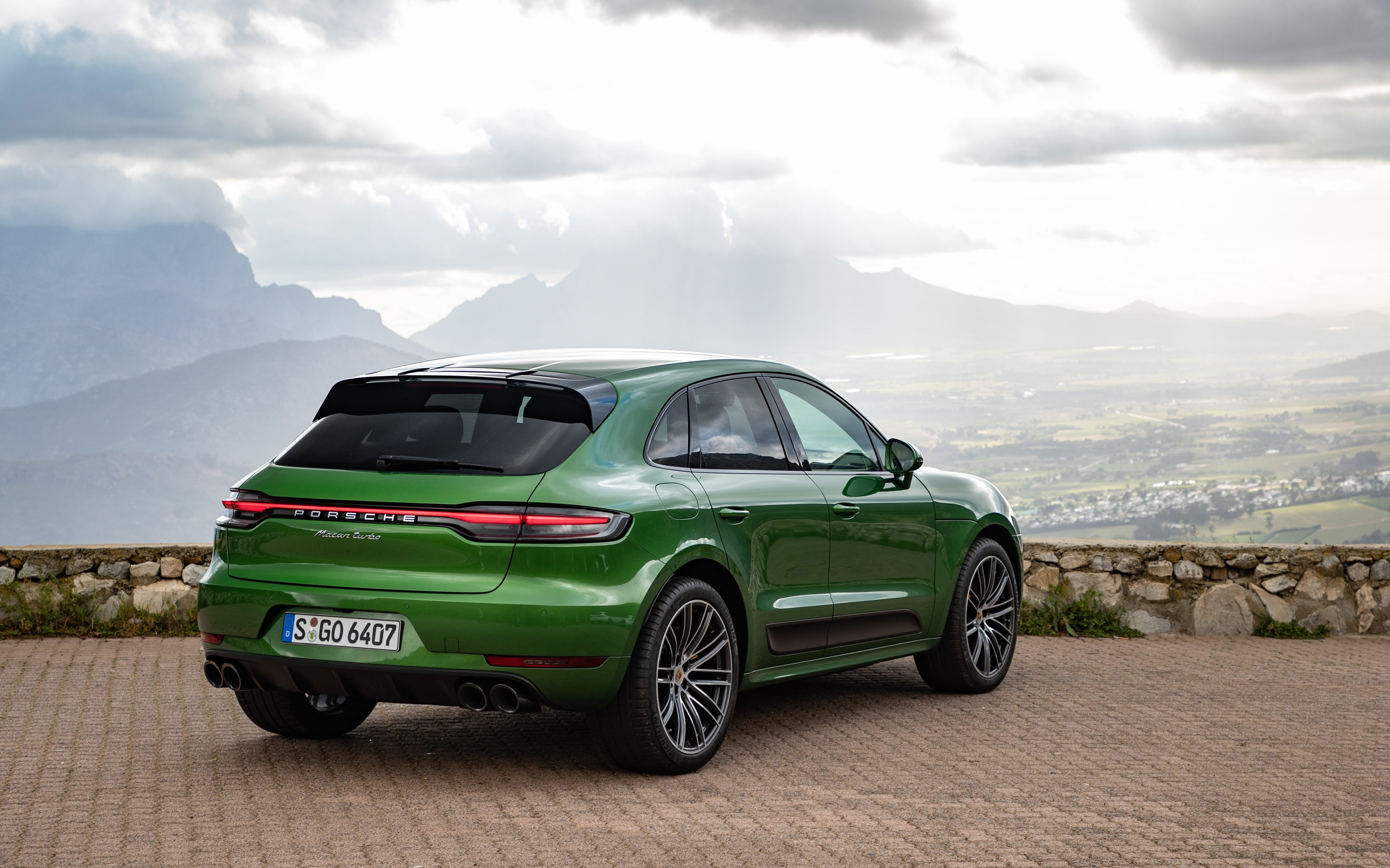 Free photo Green Porsche Macan rear view