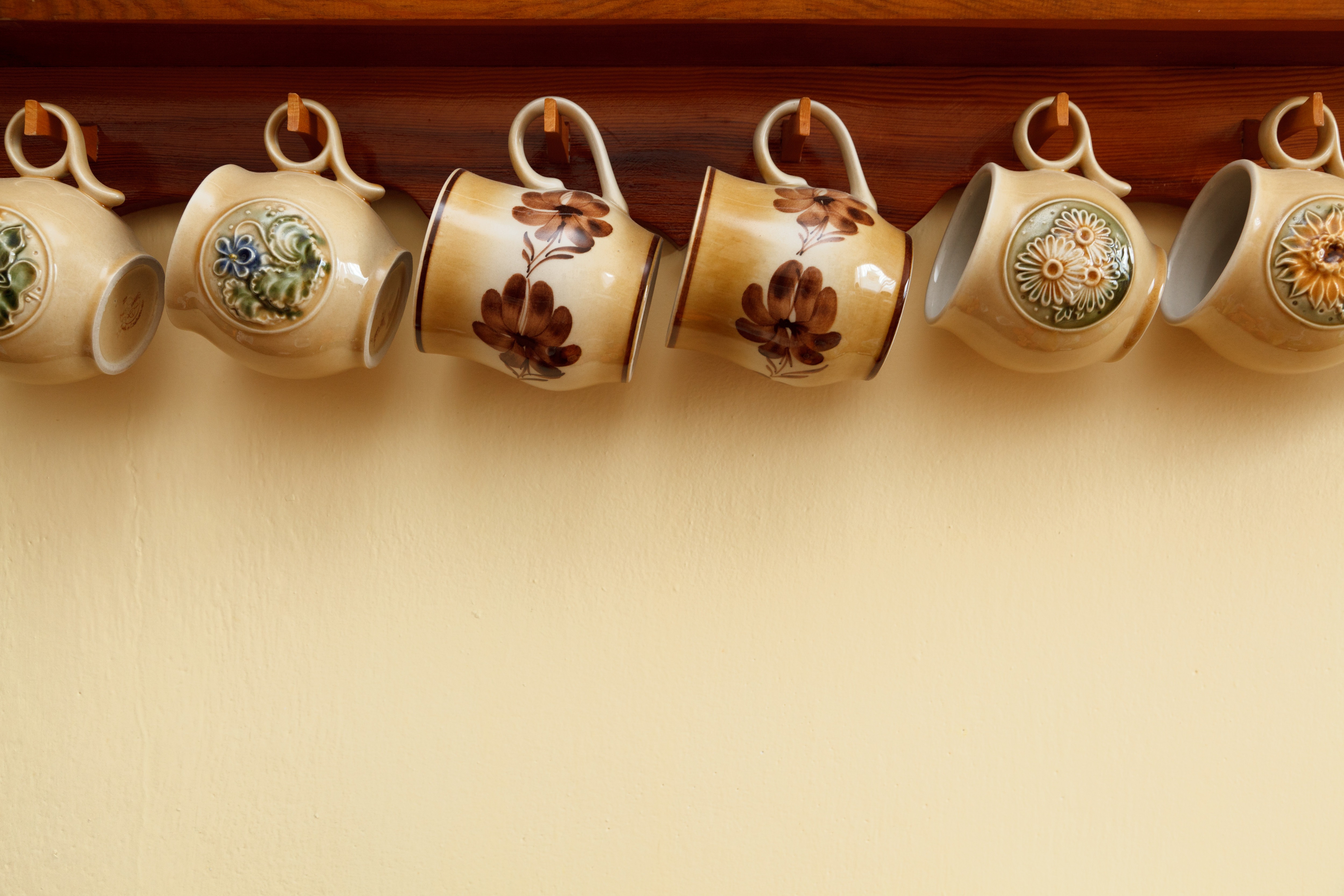 Free photo Tea mugs hung by their handles