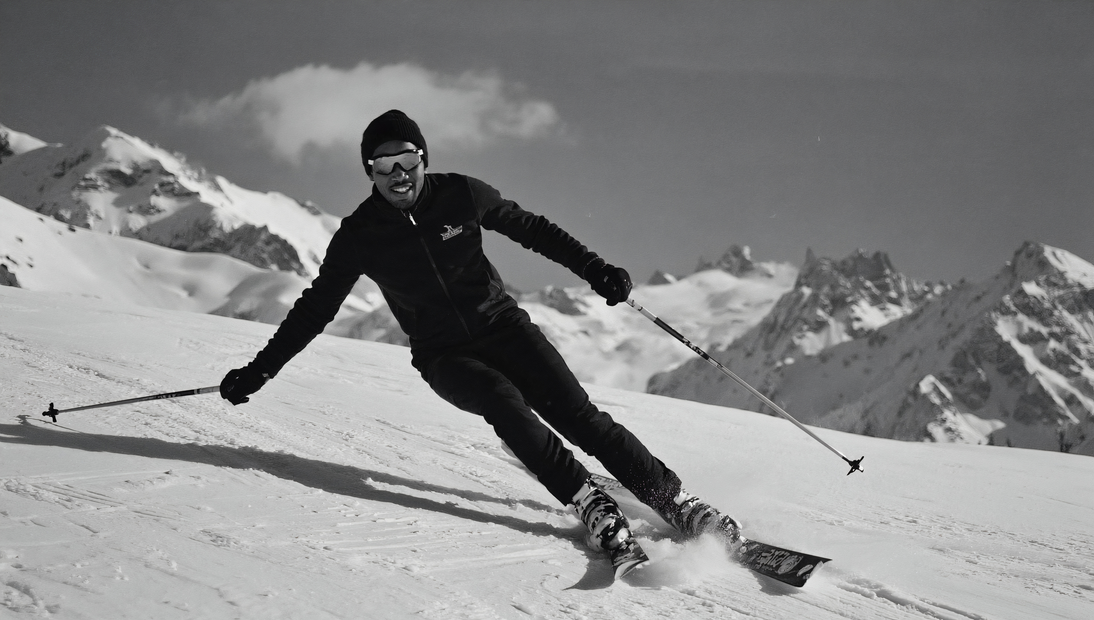 免费照片桌面壁纸，在阳光明媚的下午滑雪者滑雪胜地的山脉景观