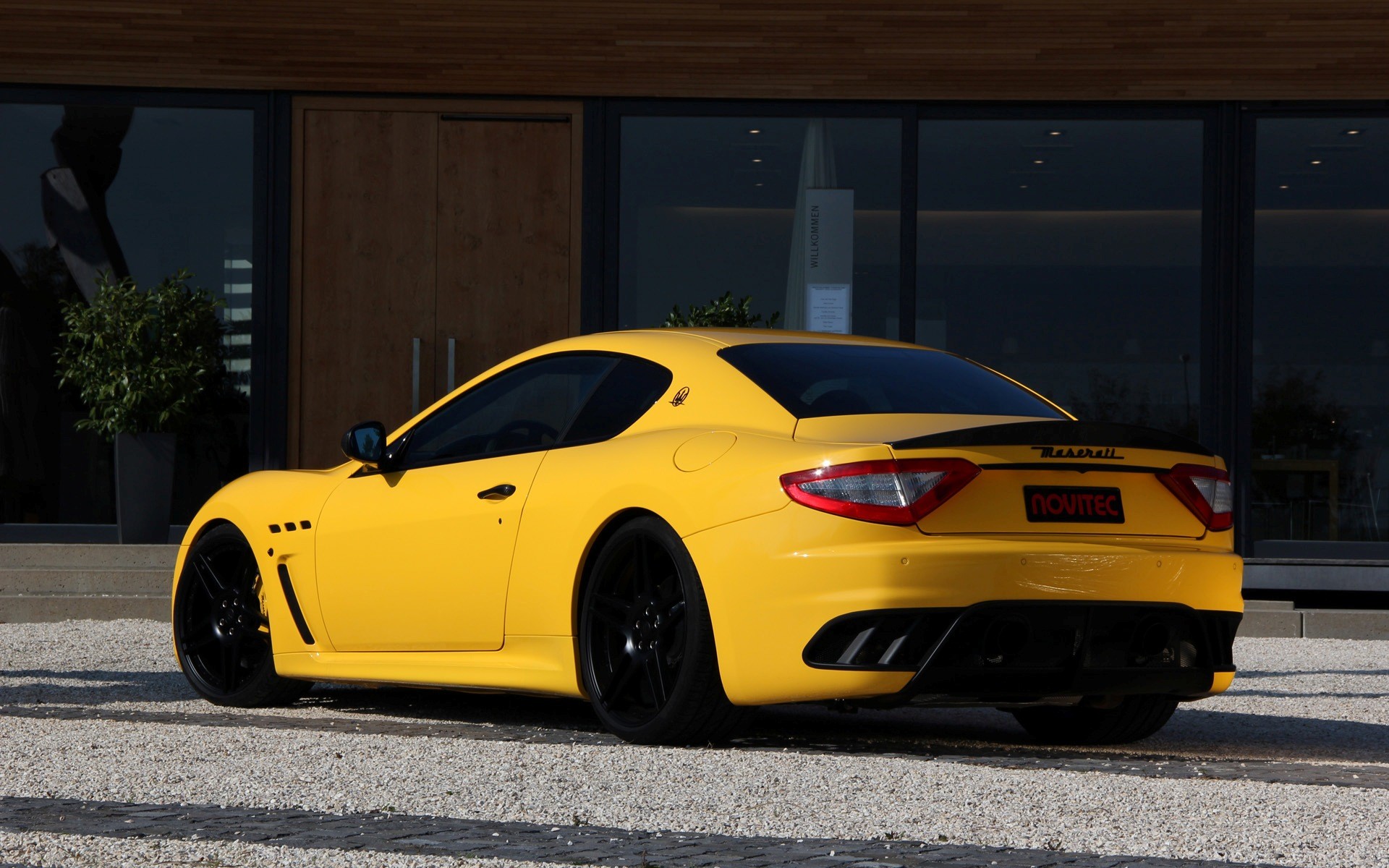 Бесплатное фото Maserati Gran Turismo MC Stradale желтого цвета