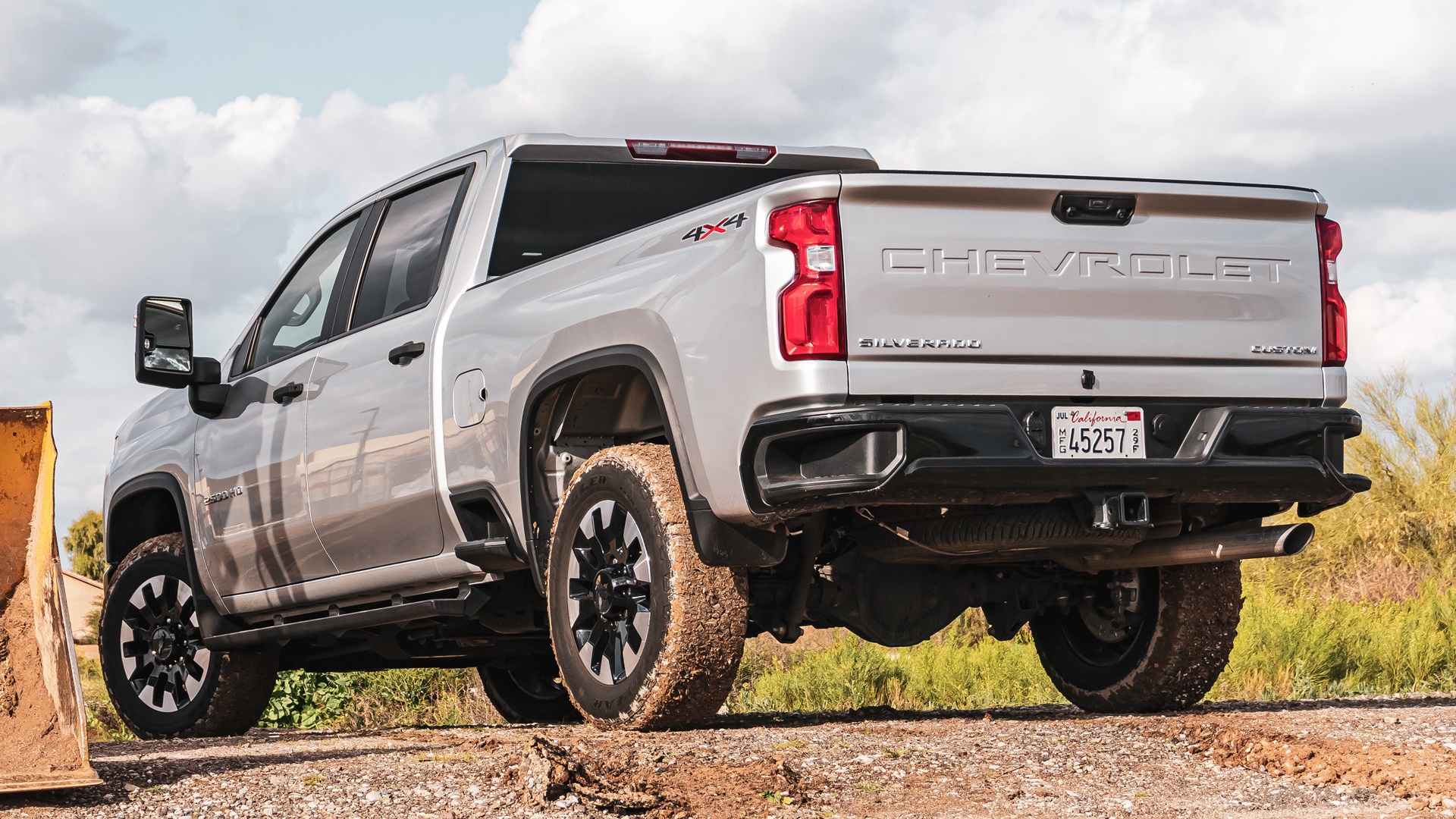 Free photo Chevrolet silverado 2500 pickup rear view