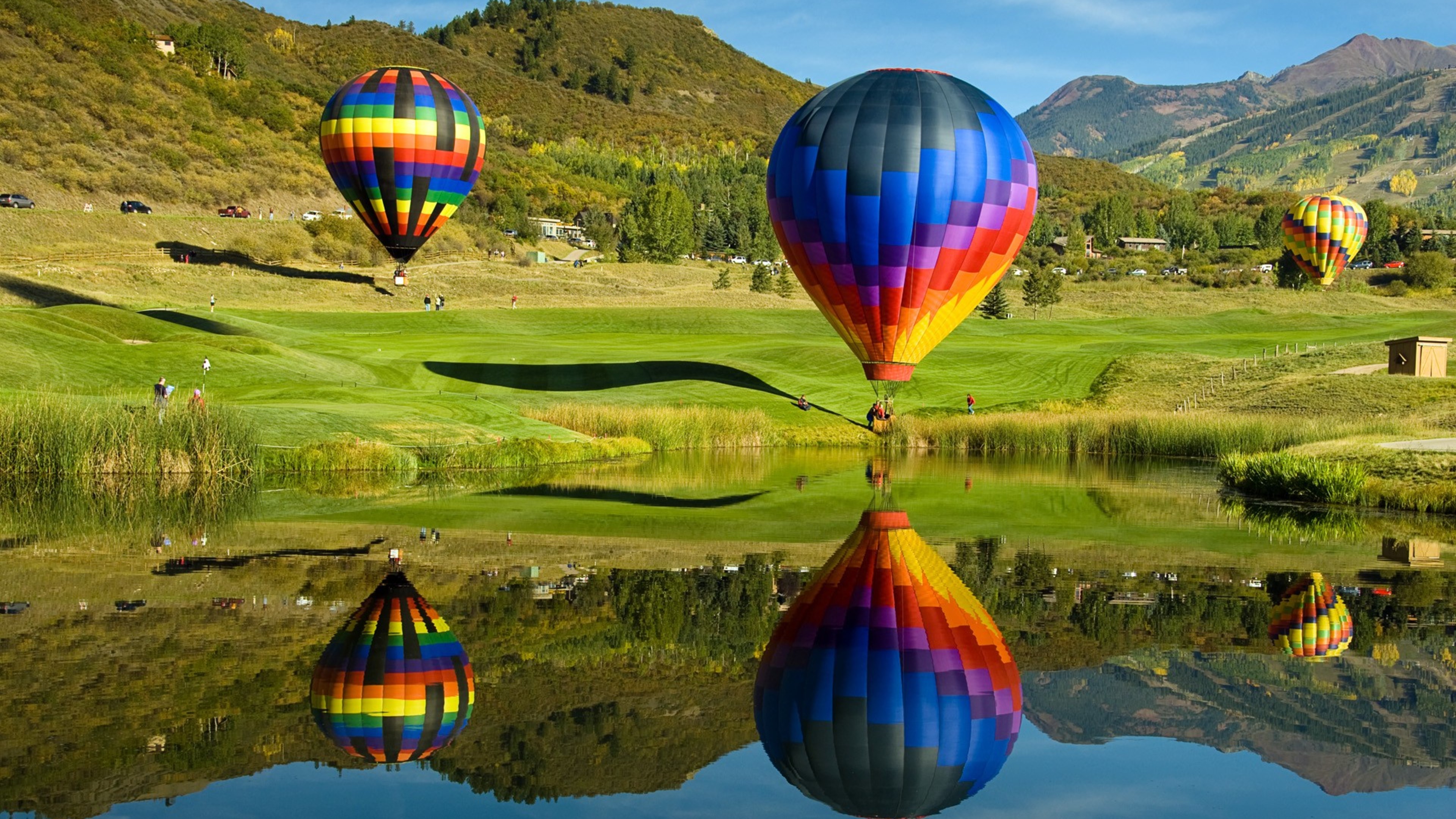 Free photo Balloons over the lake