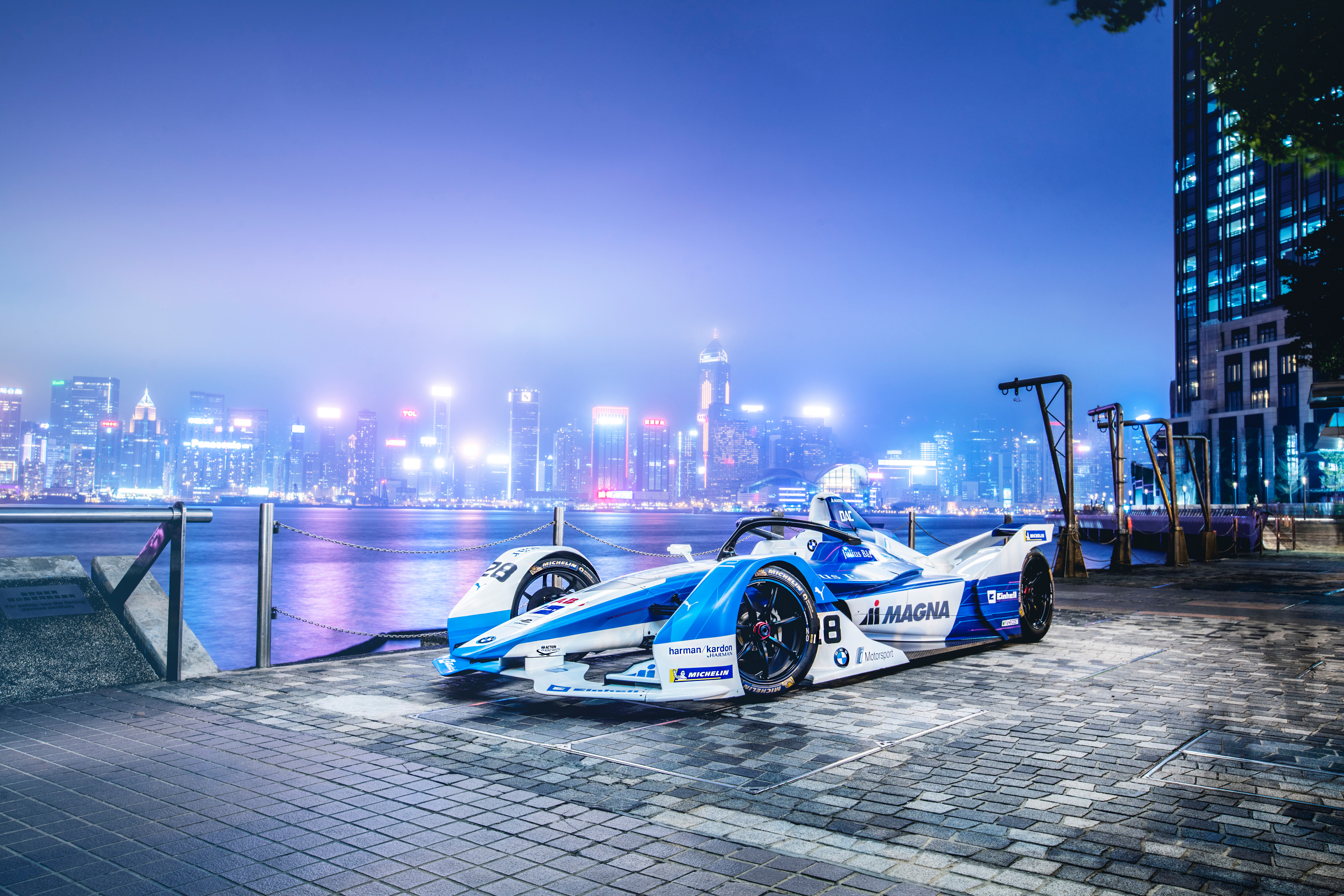 Free photo BMW IFE against the backdrop of the city at night