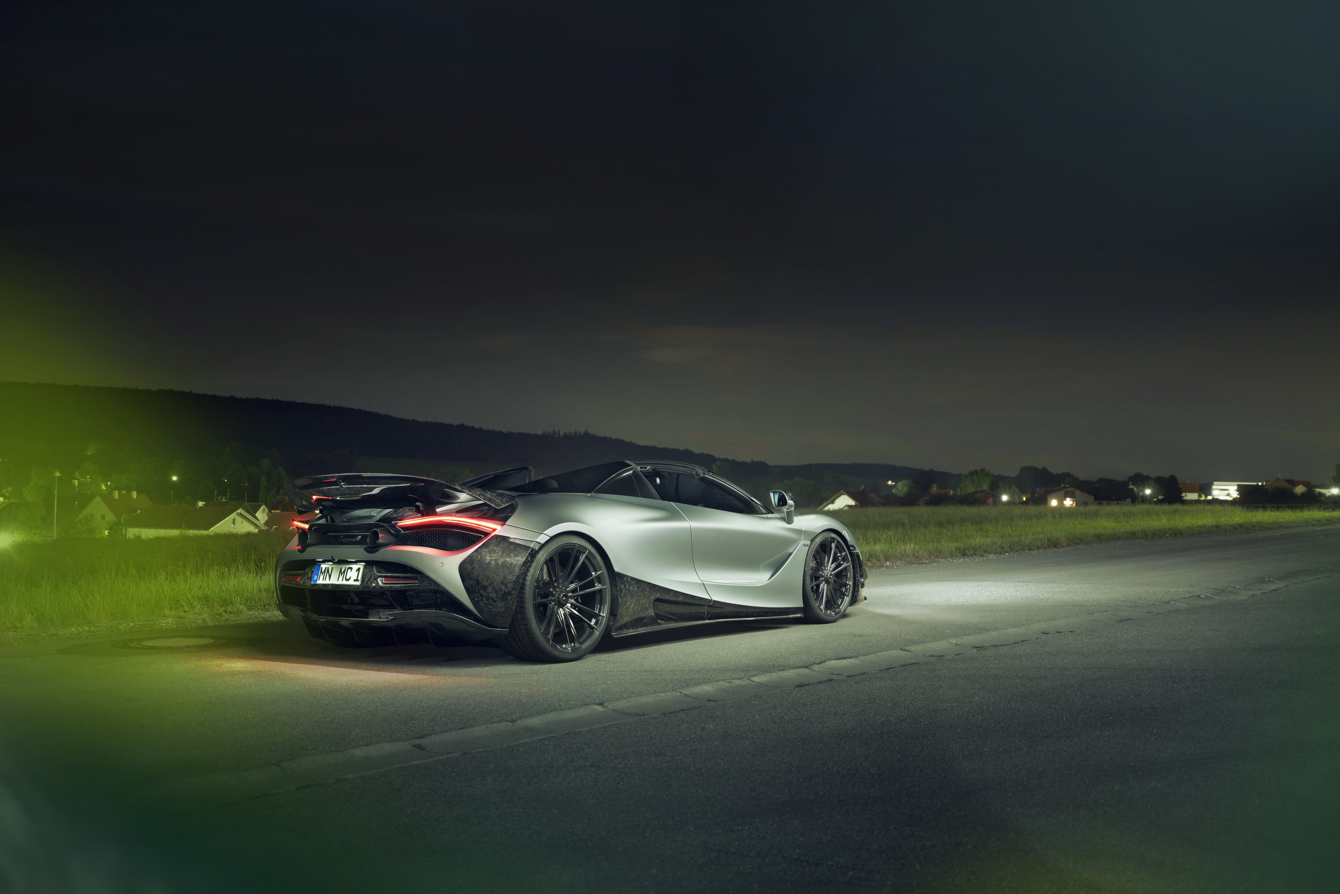 Бесплатное фото Mclaren 720S серого цвета вид сзади