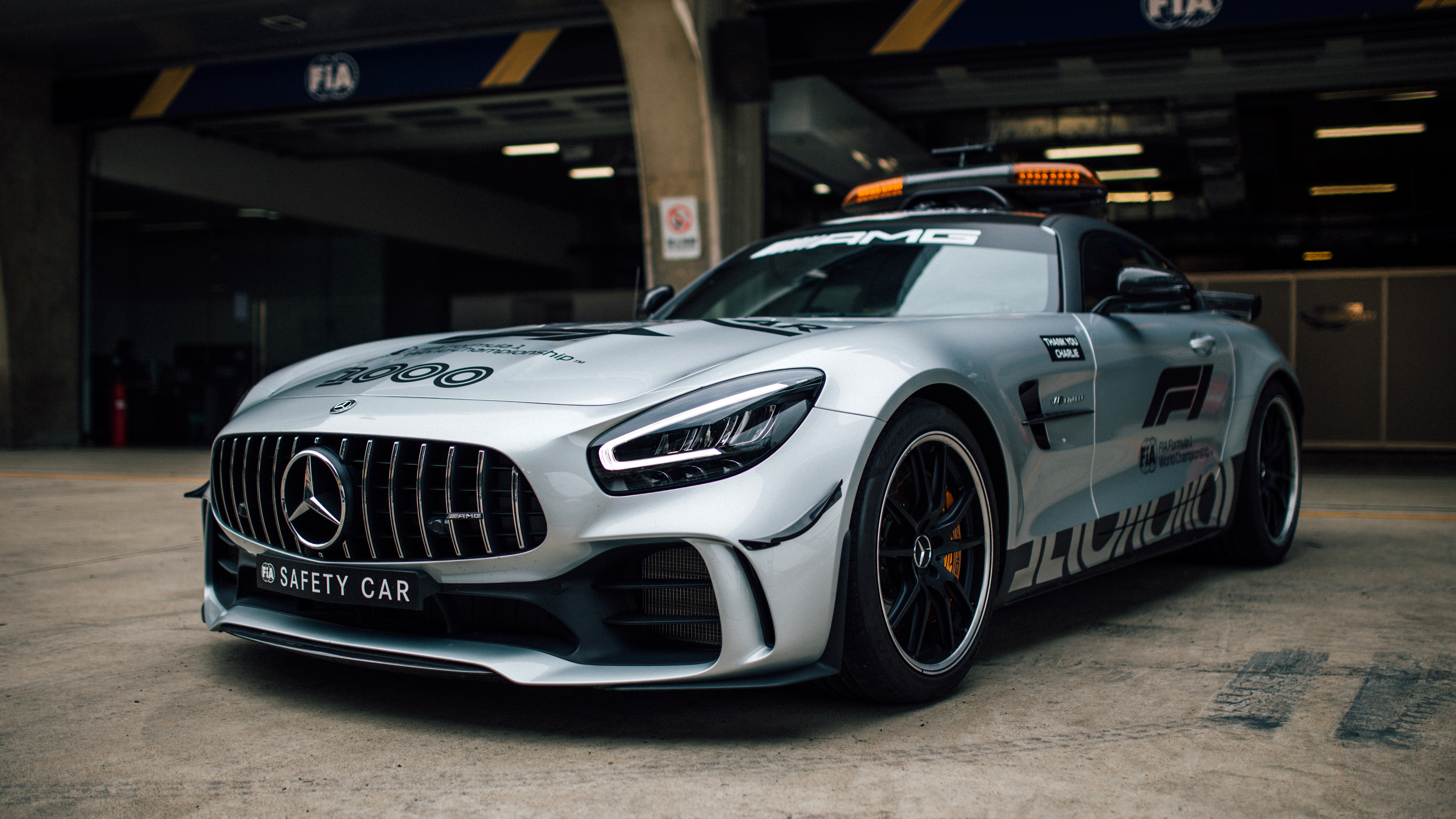 Бесплатное фото Mercedes AMG GT C с мигалками выезжает из туннеля