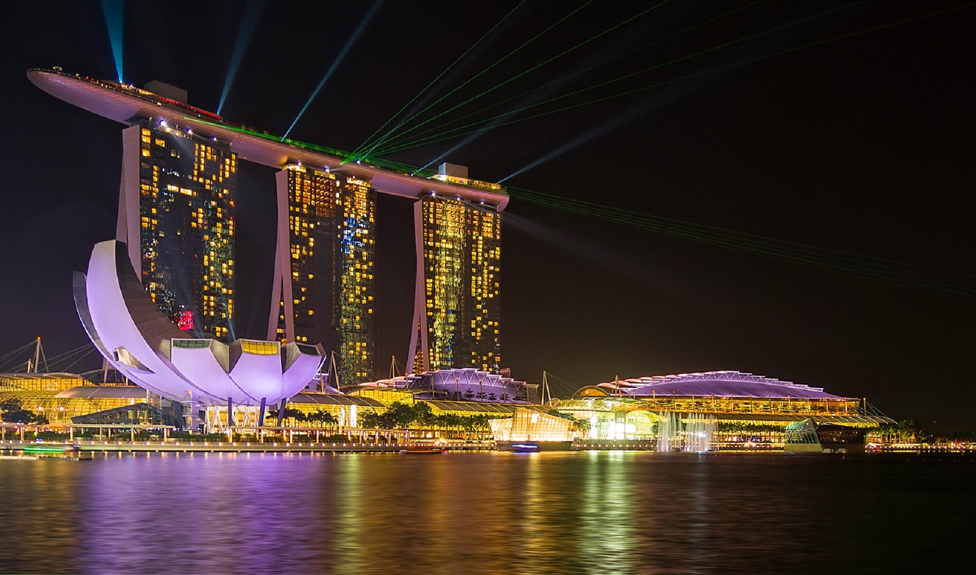 Free photo A laser show on the roof of a house in Singapore