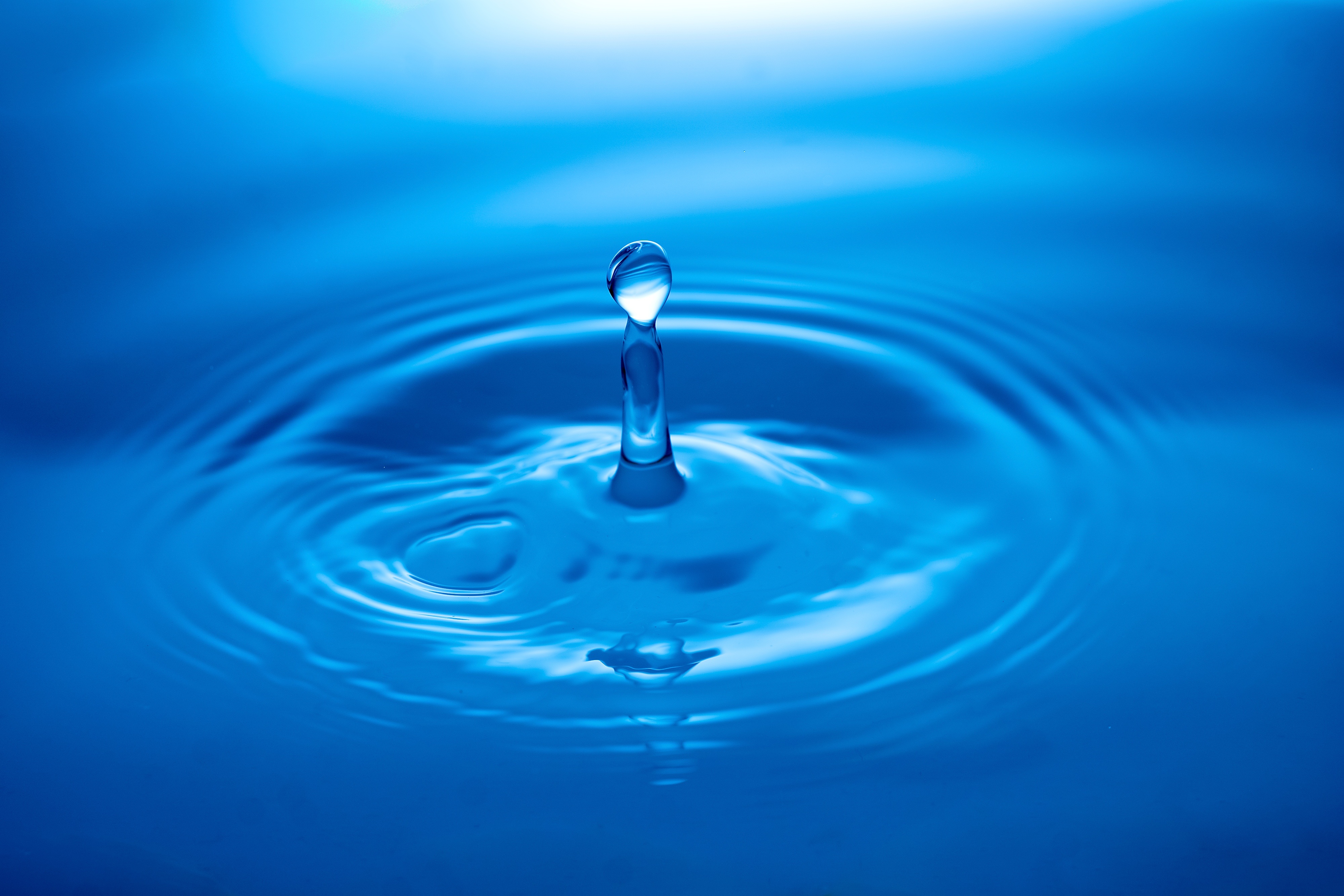 Бесплатное фото Капля в голубой воде