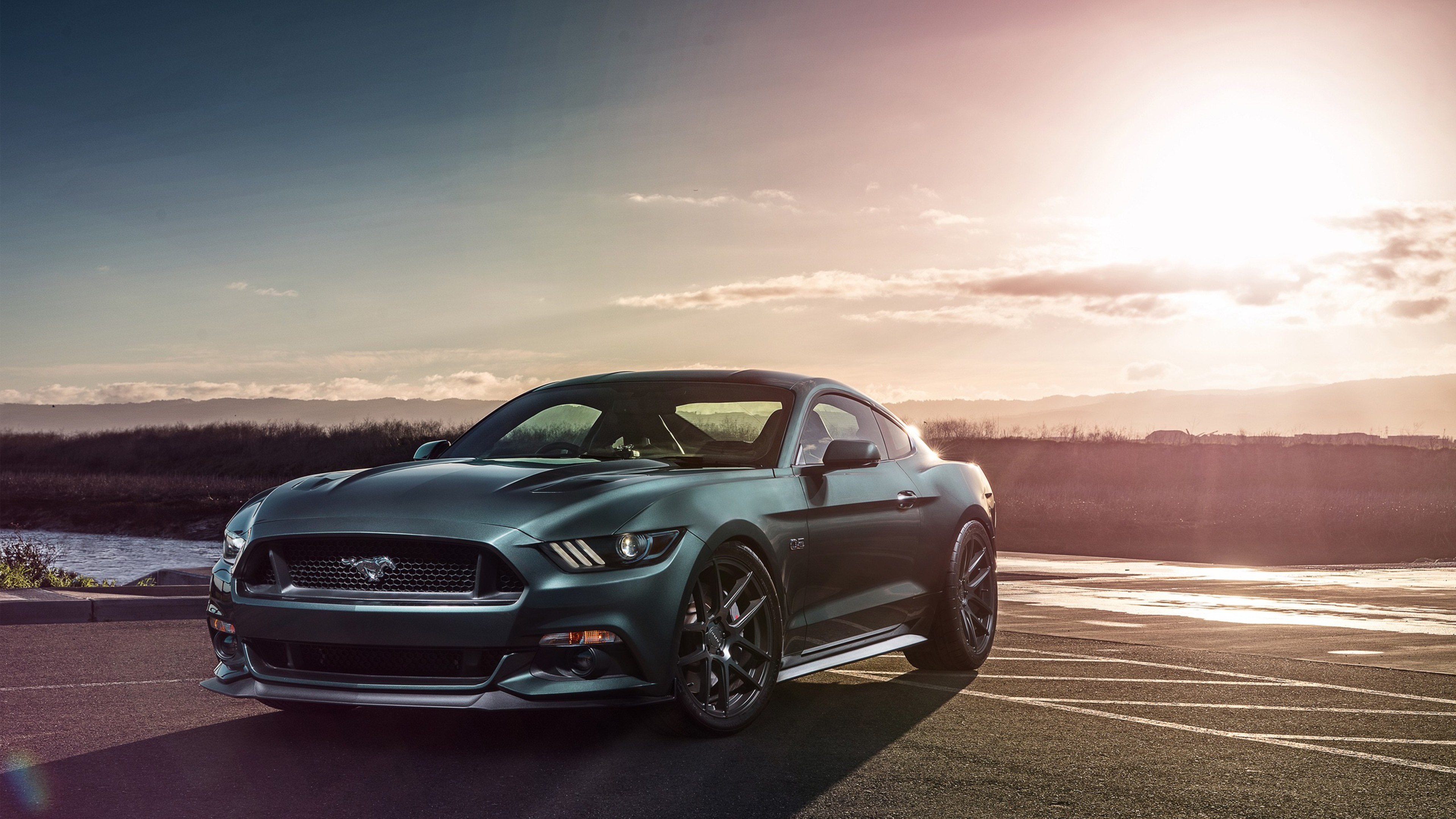 Бесплатное фото Зеленый Ford Mustang в солнечный день