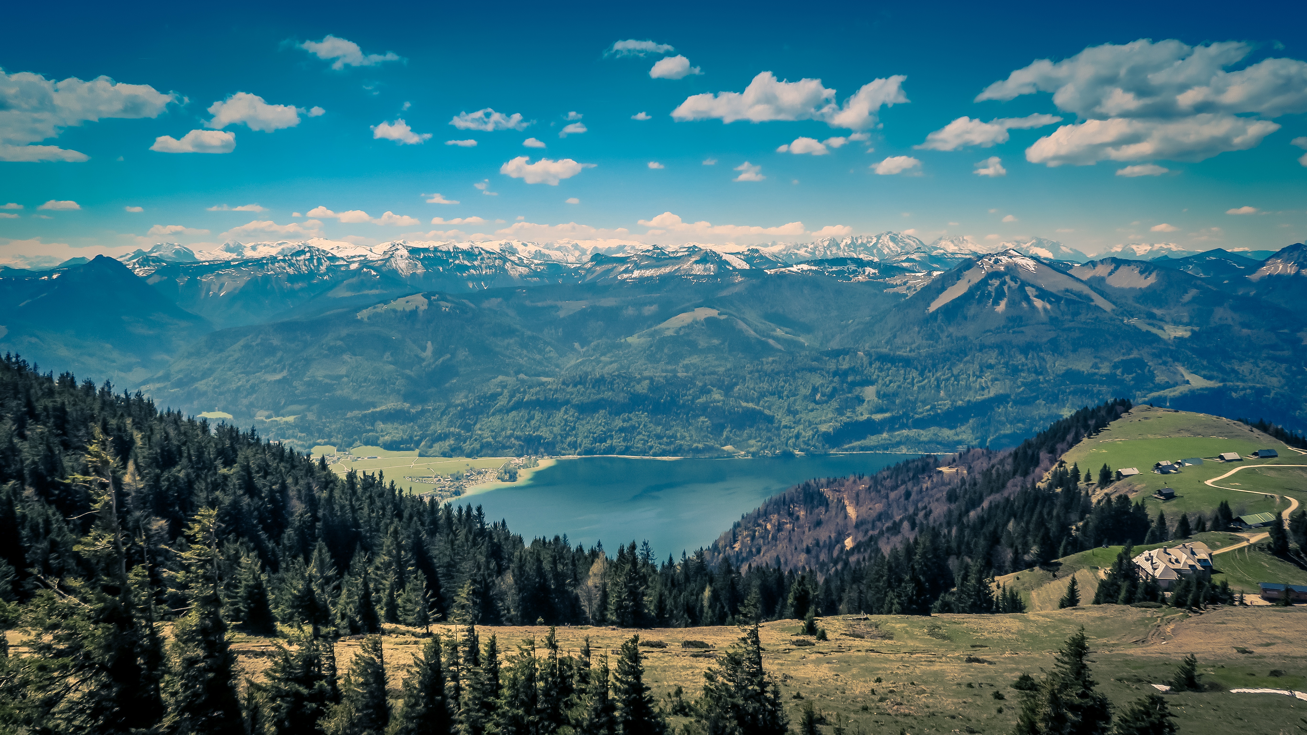 Free photo The lake is located in the middle of the mountainous area