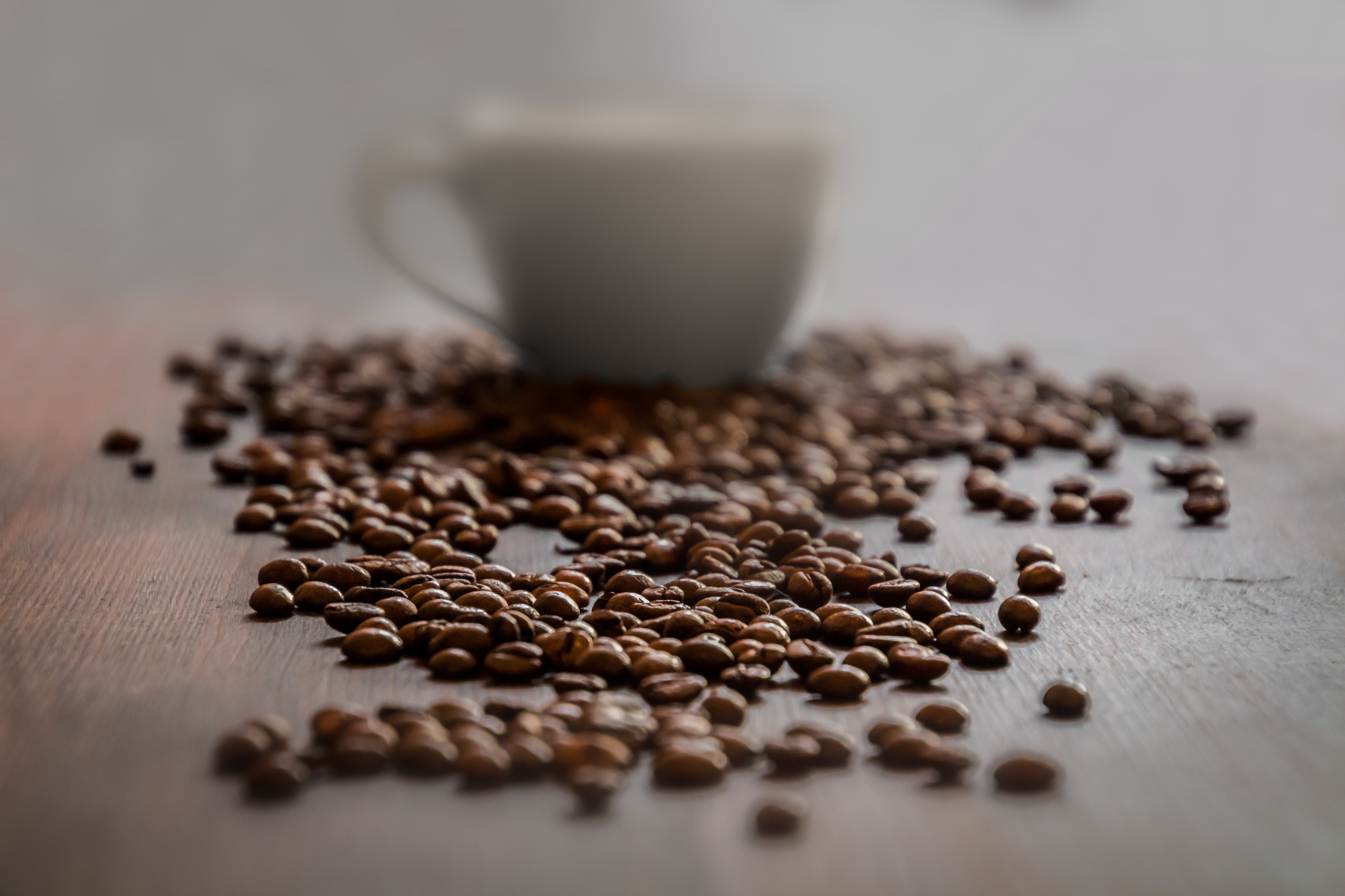 Free photo Coffee beans scattered on the table.