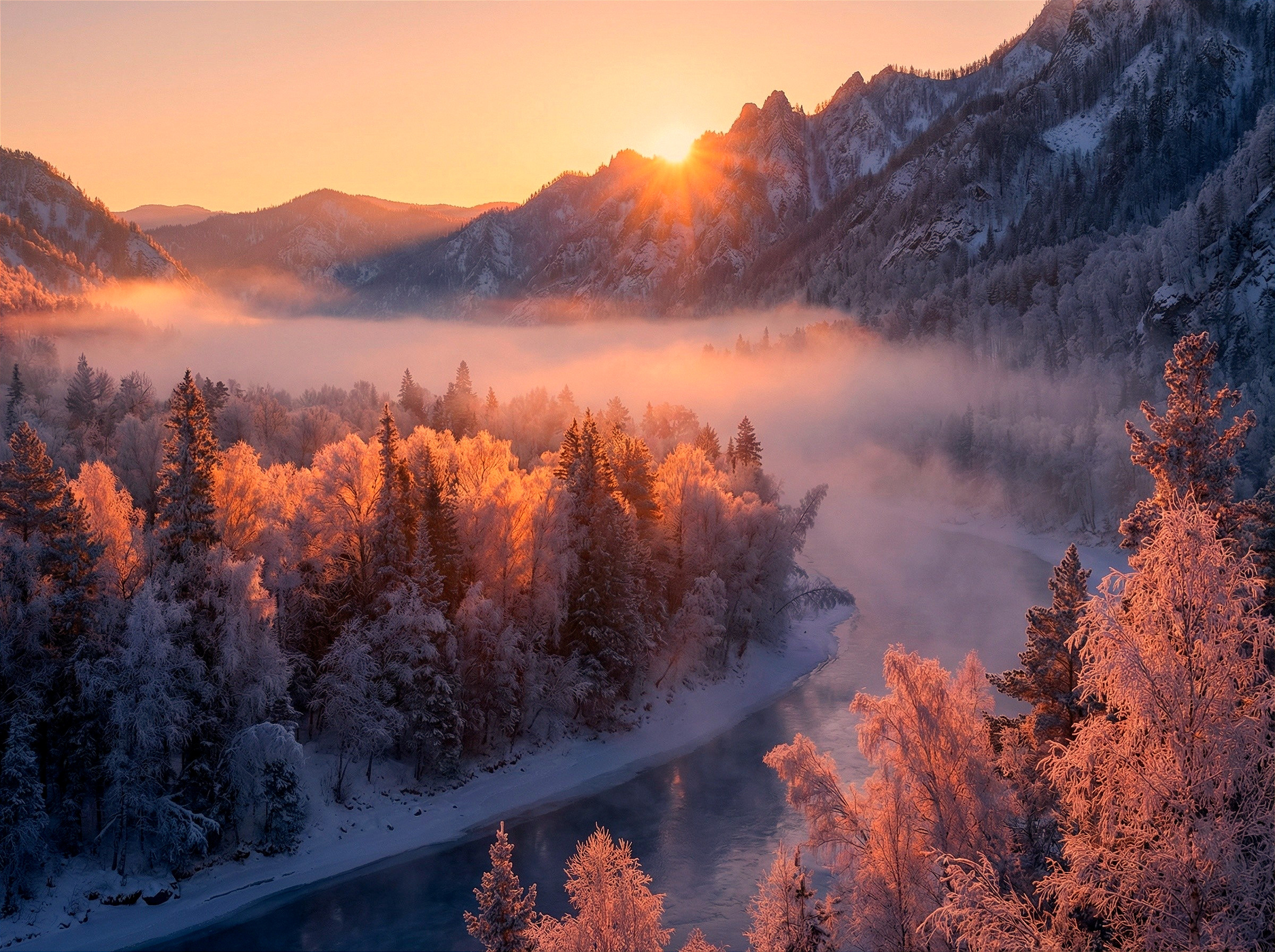 Бесплатное фото Морозный рассвет над рекой зимой