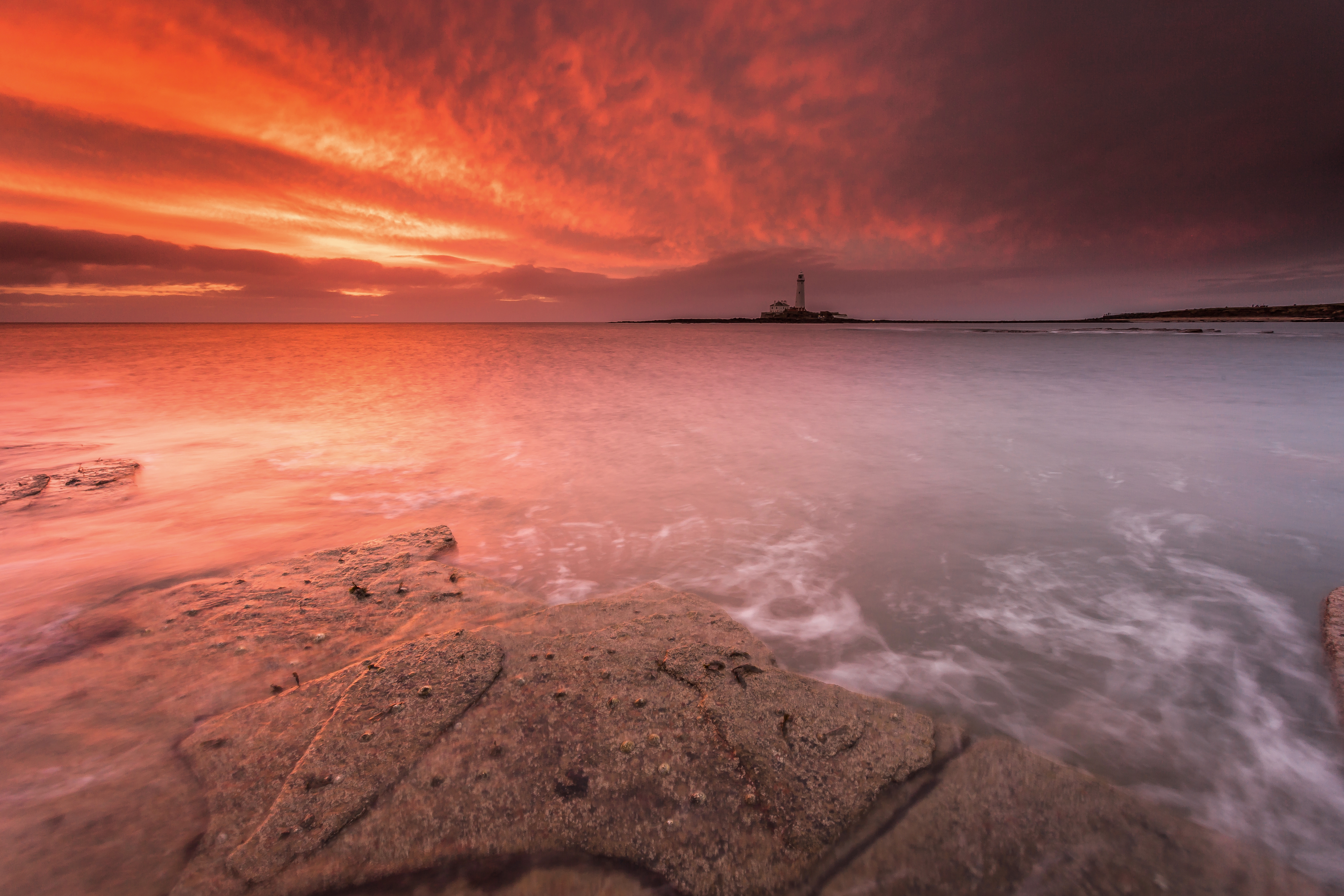 Бесплатное фото Оранжевое небо, серое море