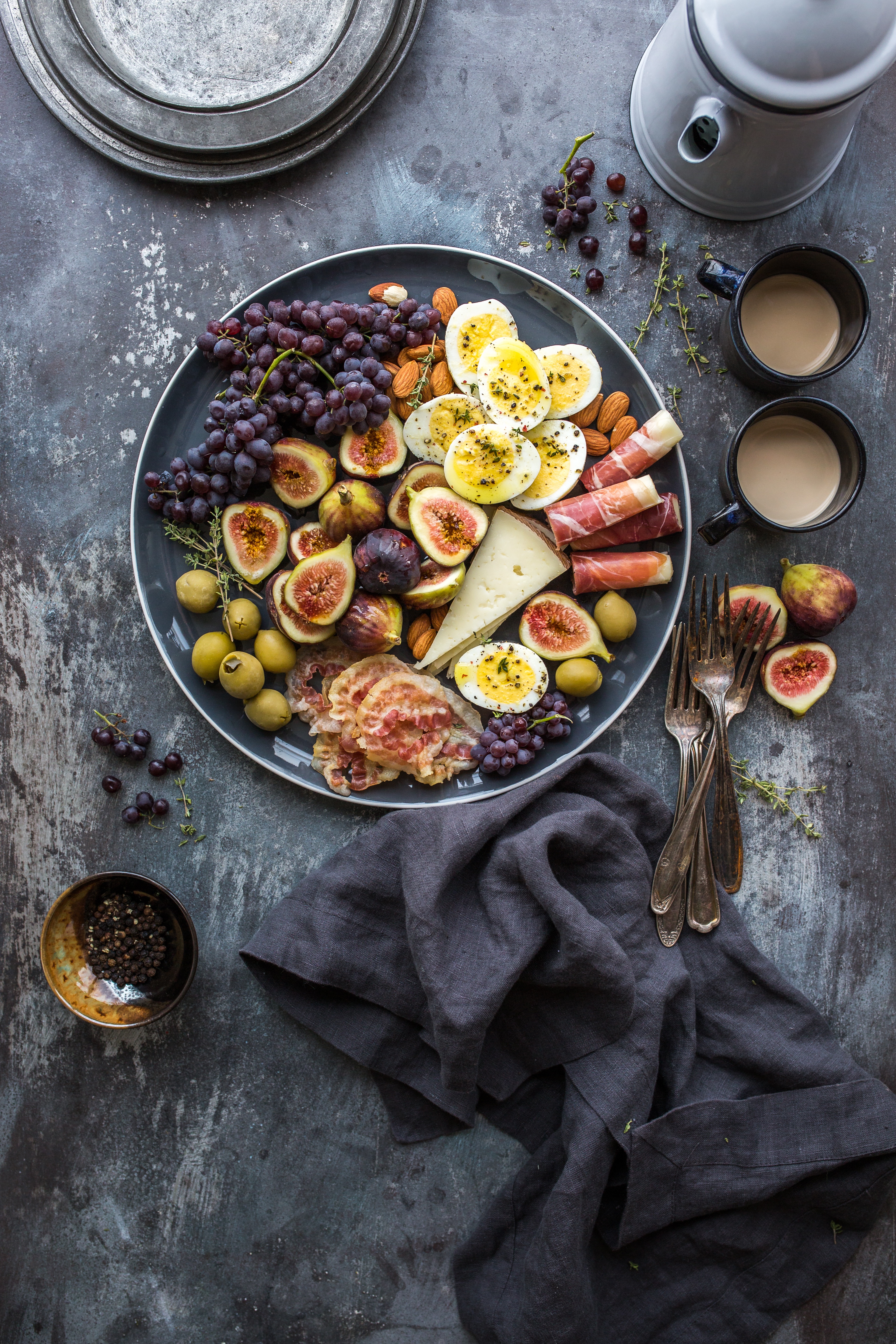 Free photo Mixed food on a big plate