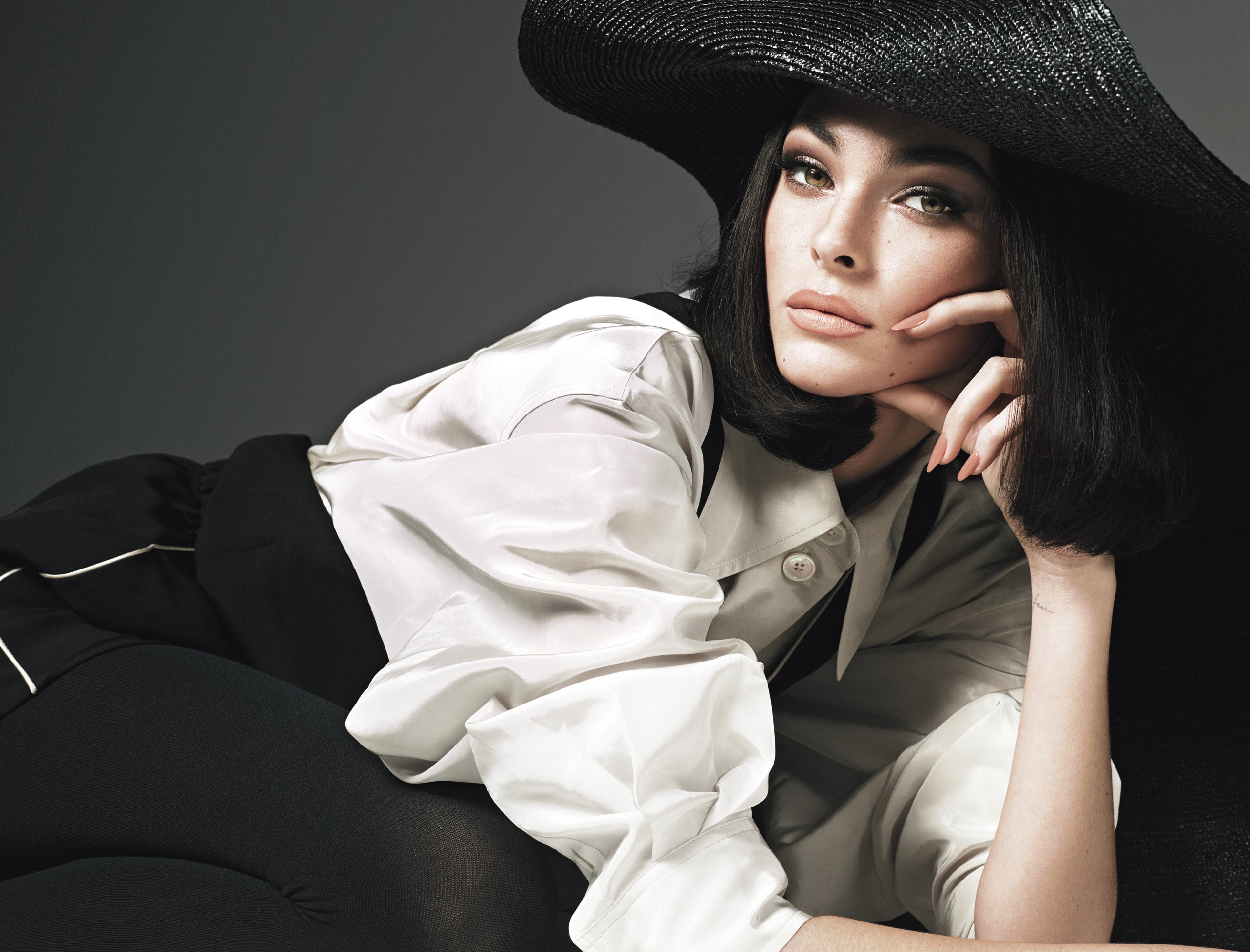 Free photo Vittoria Ceretti with short black hair and a black hat