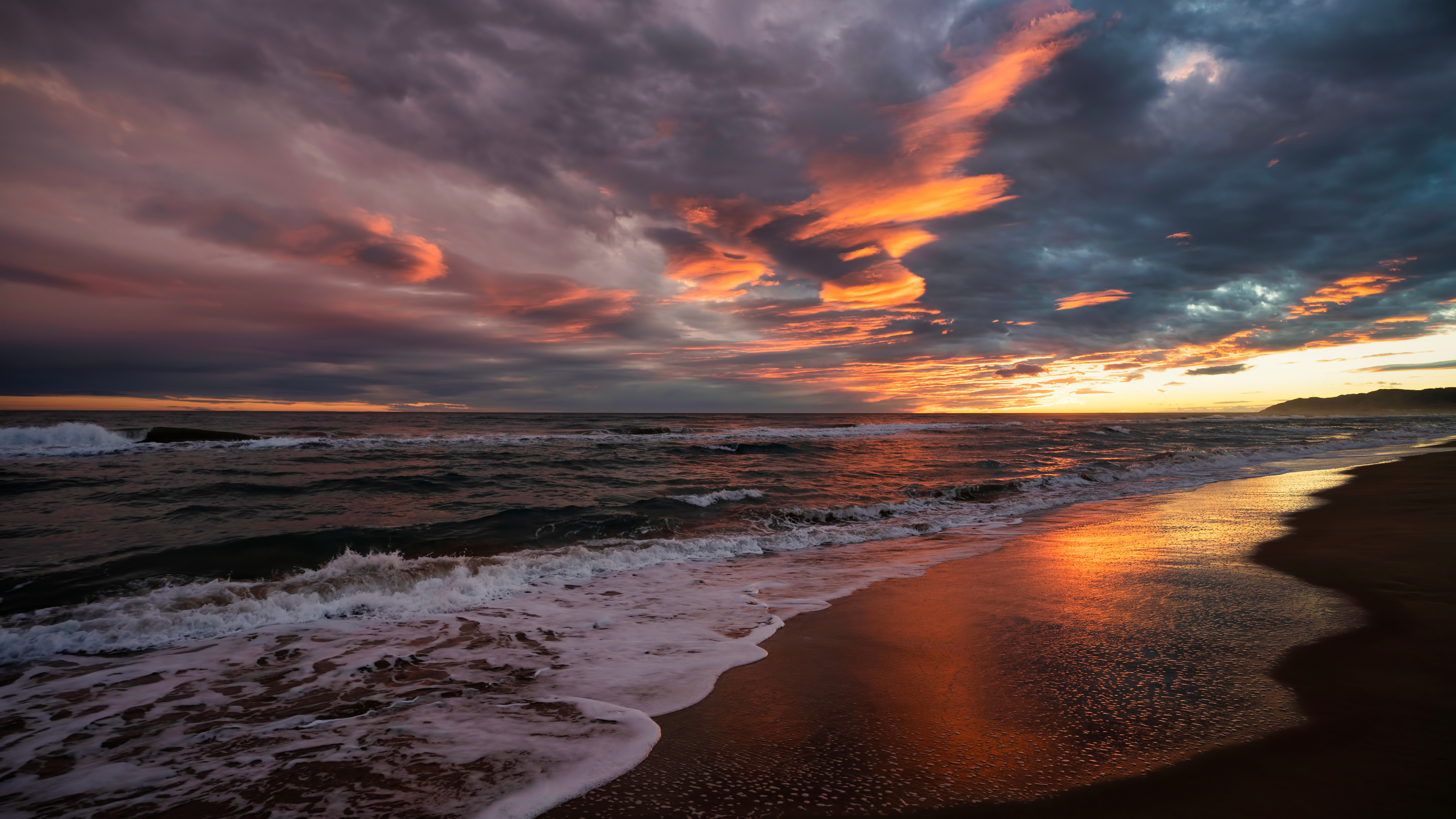 Free photo Beautiful seascape at sunset view from the sandy shore