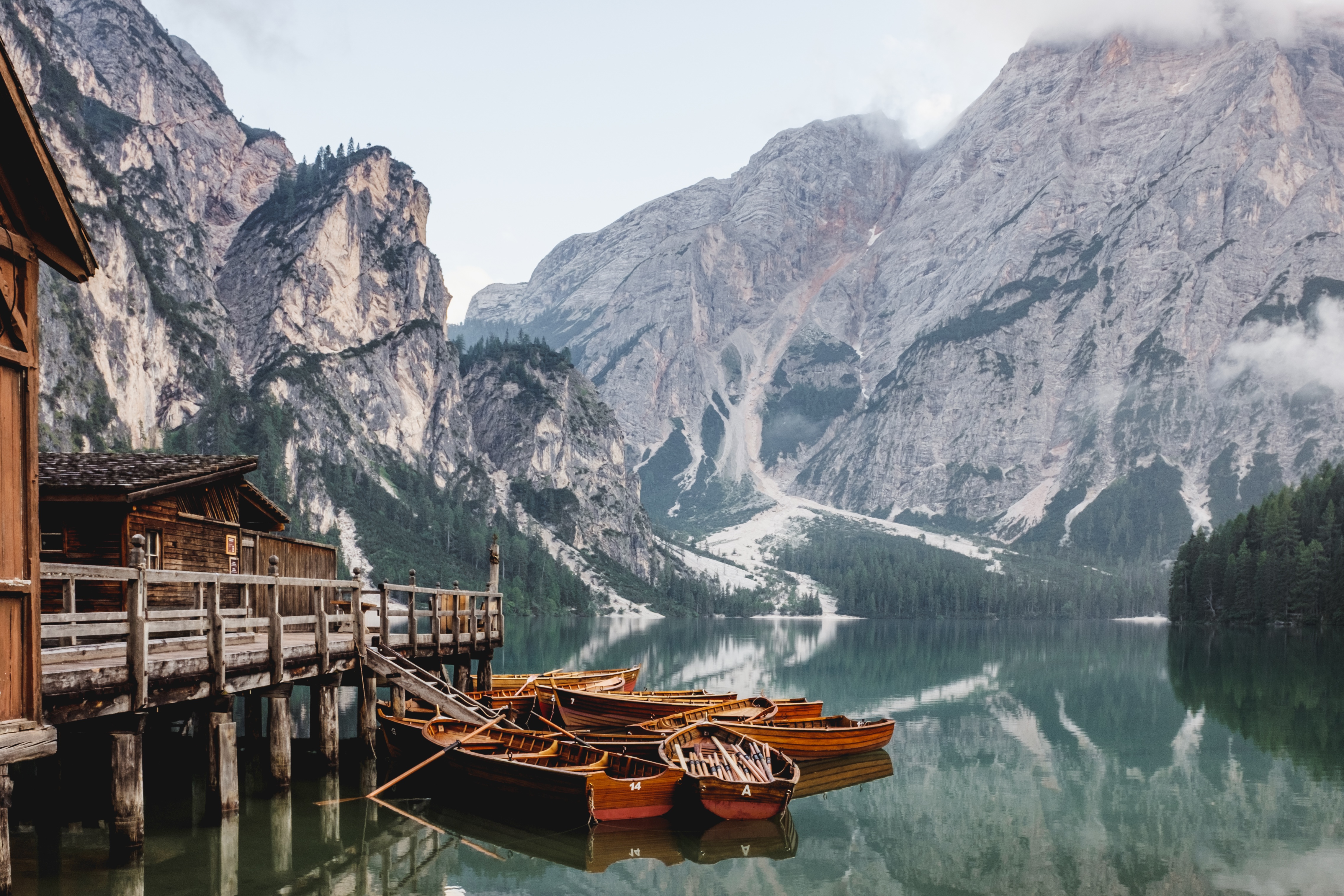 Free photo Picnic on a lake in the mountains