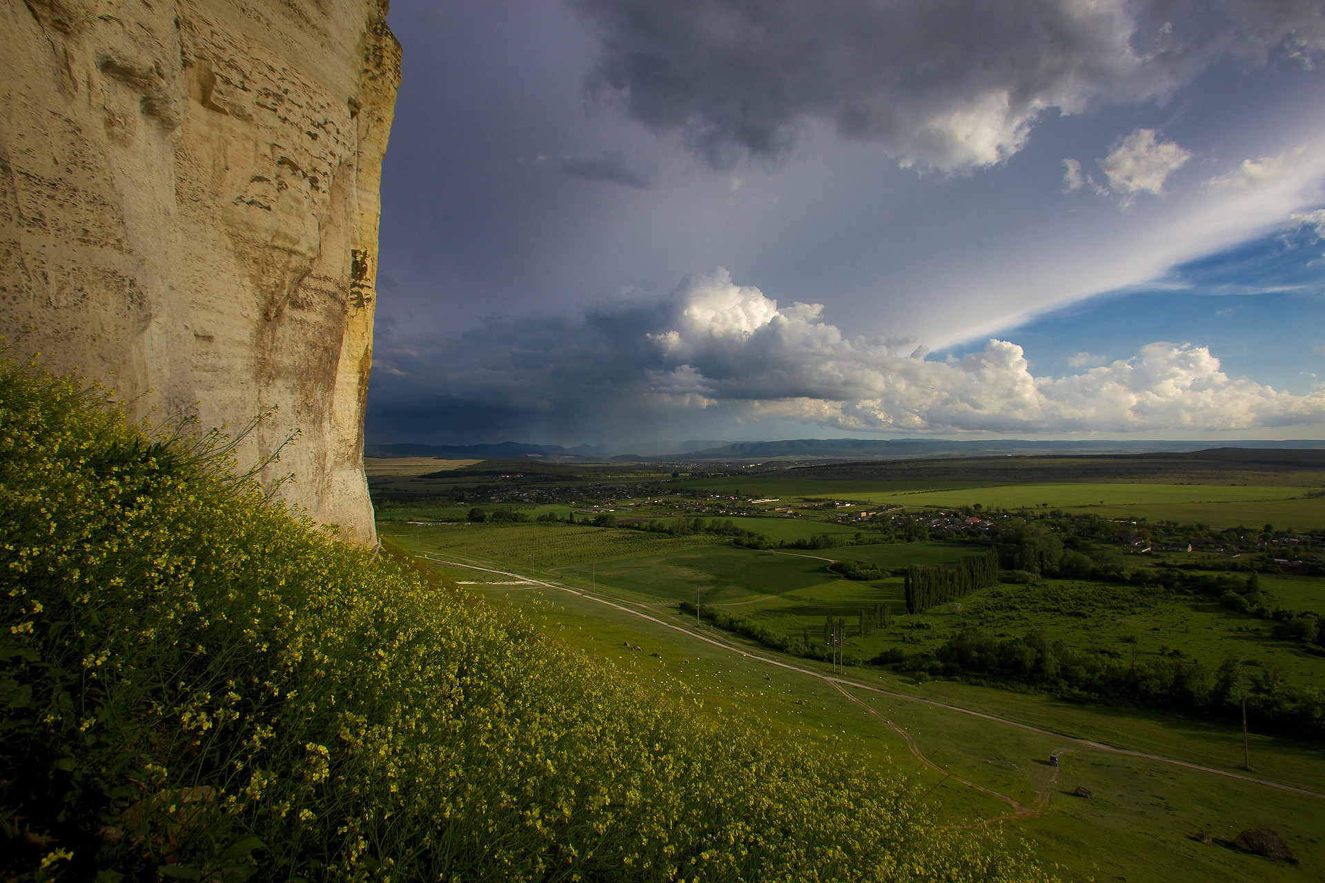 Free photo Rain clouds move on the village located in the valley