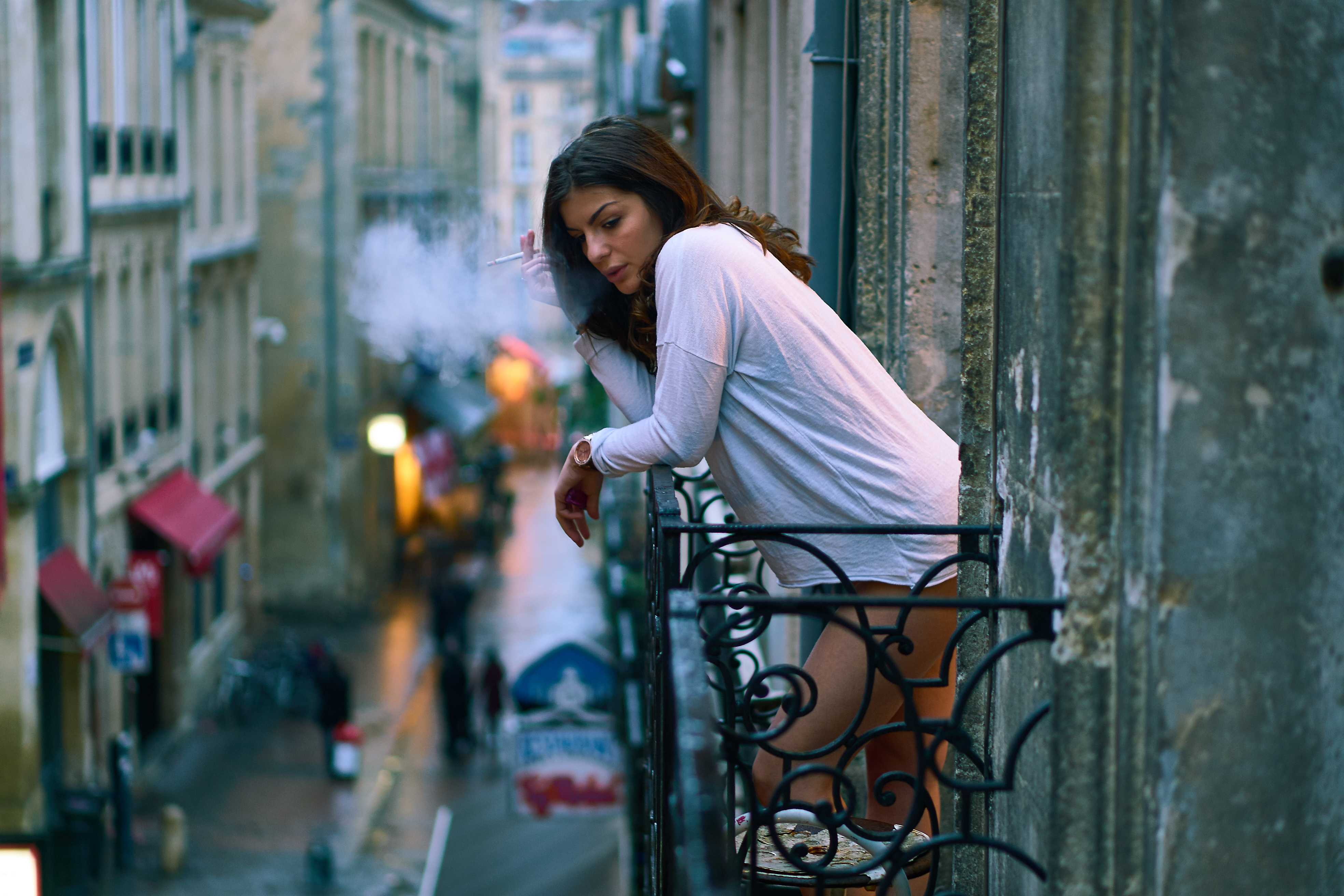 Wallpapers woman street smoking on the desktop