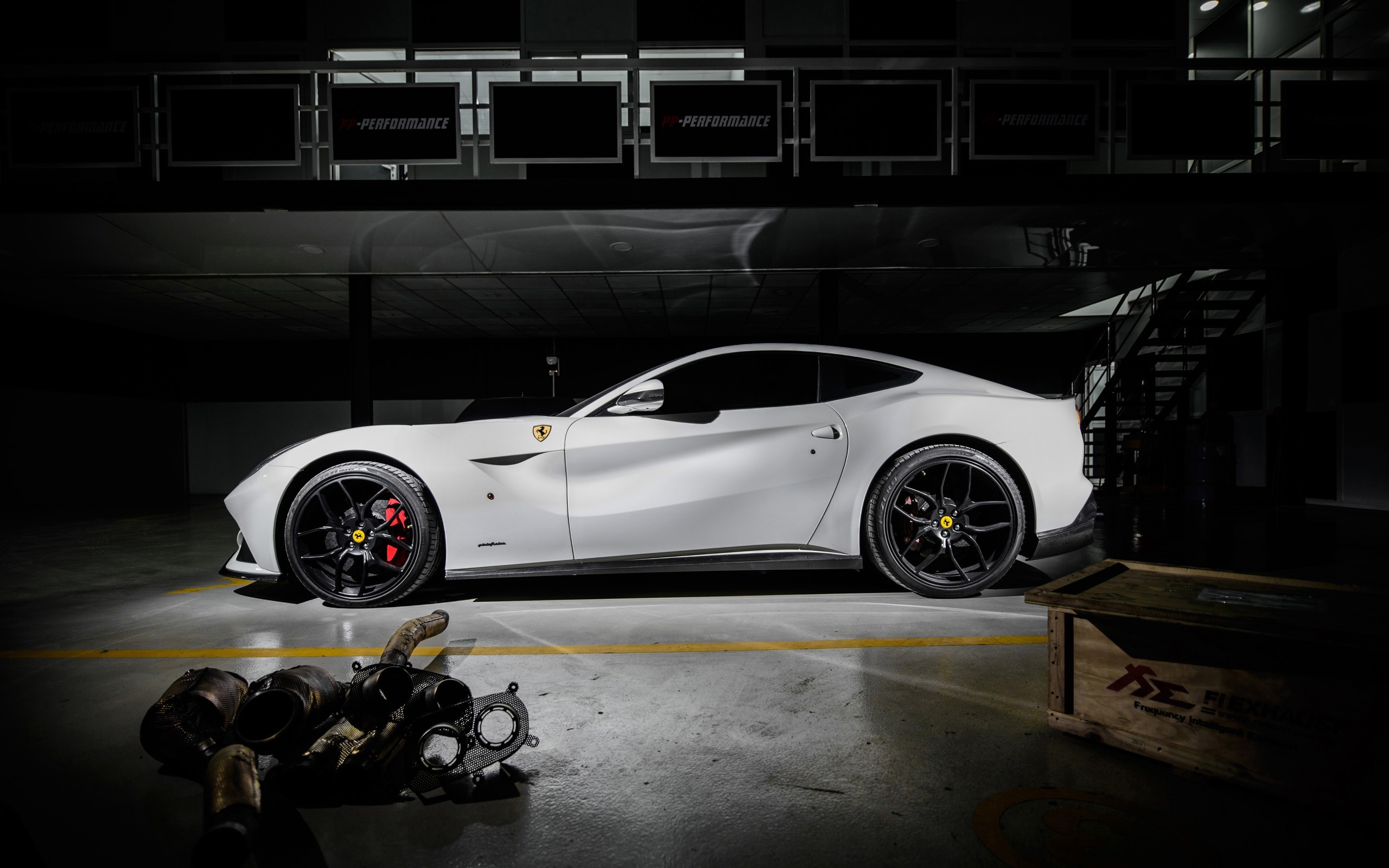 Free photo Ferrari F12 berlinetta in a dark room