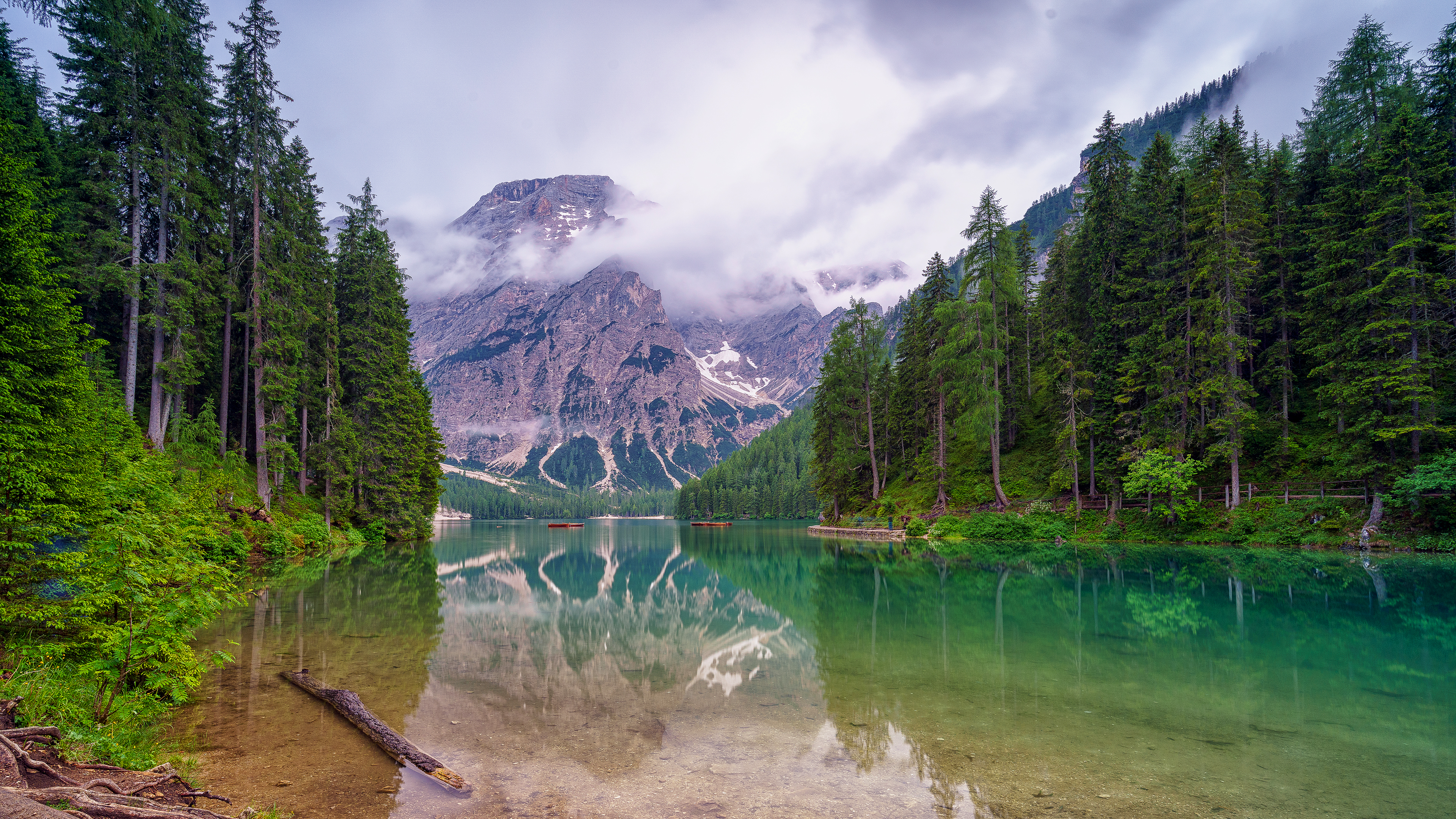 Free photo Reflections of mountains in turquoise water