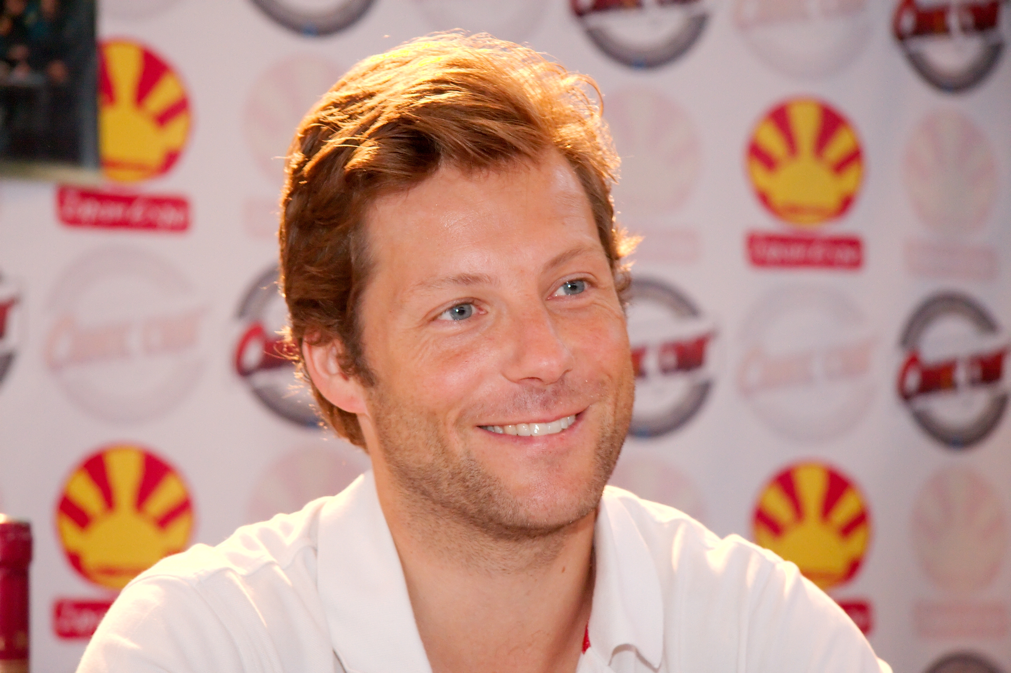 Обои рыжеволосый актер улыбка на рабочий стол