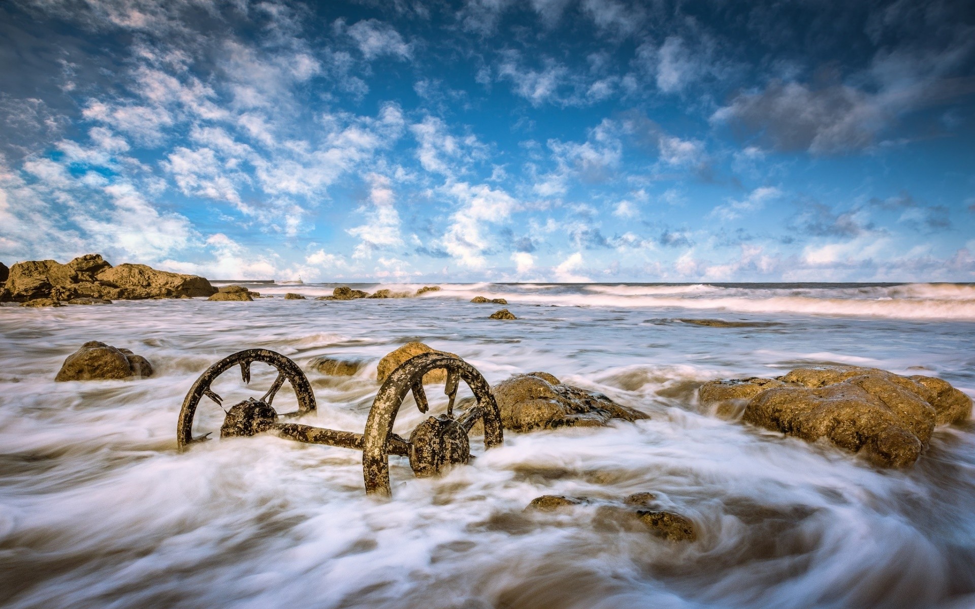 Free photo The wheelset on the beach is washed by the water