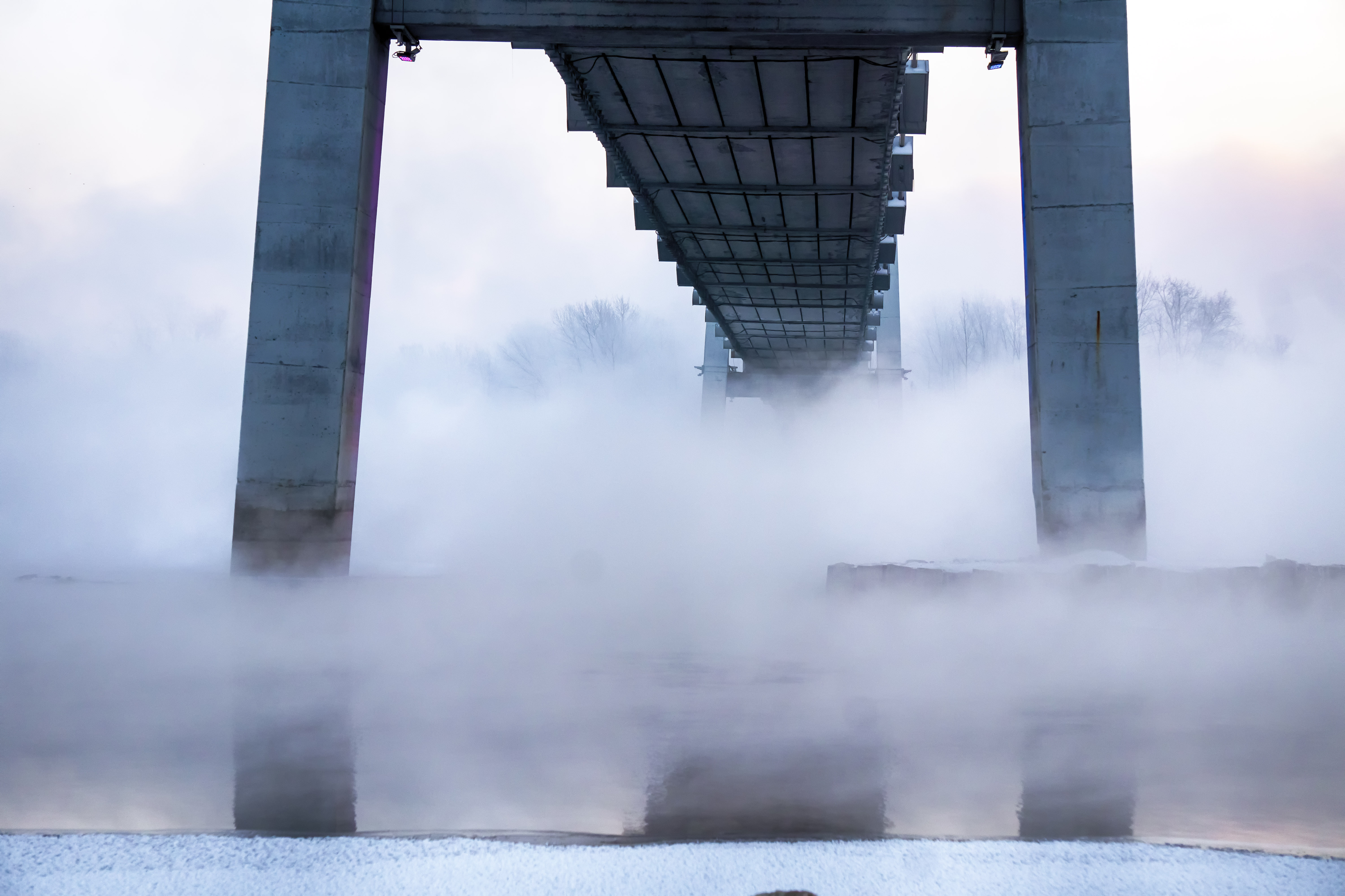 Free photo Fog under the bridge in a hard freeze