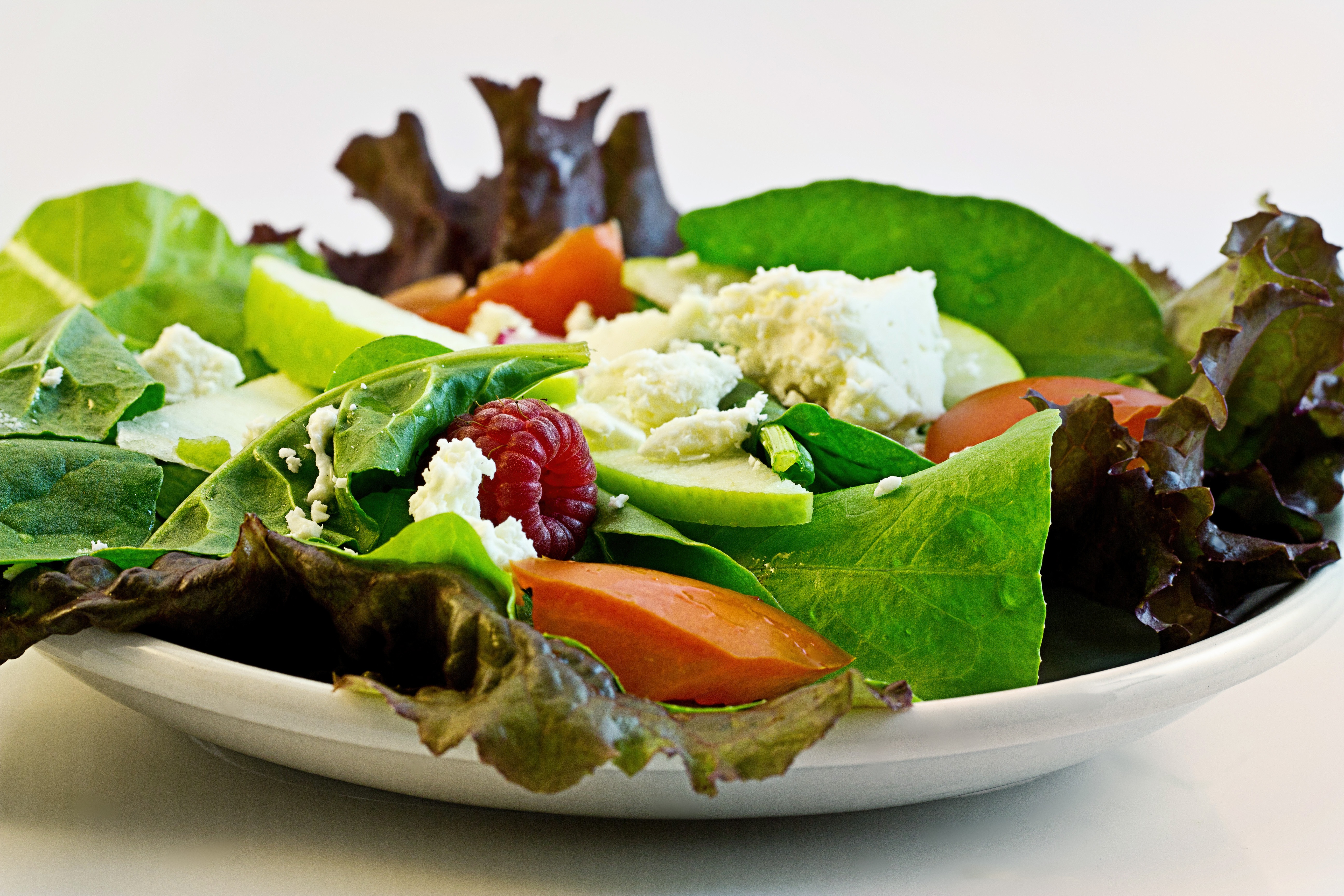 Free photo Caesar salad with berries