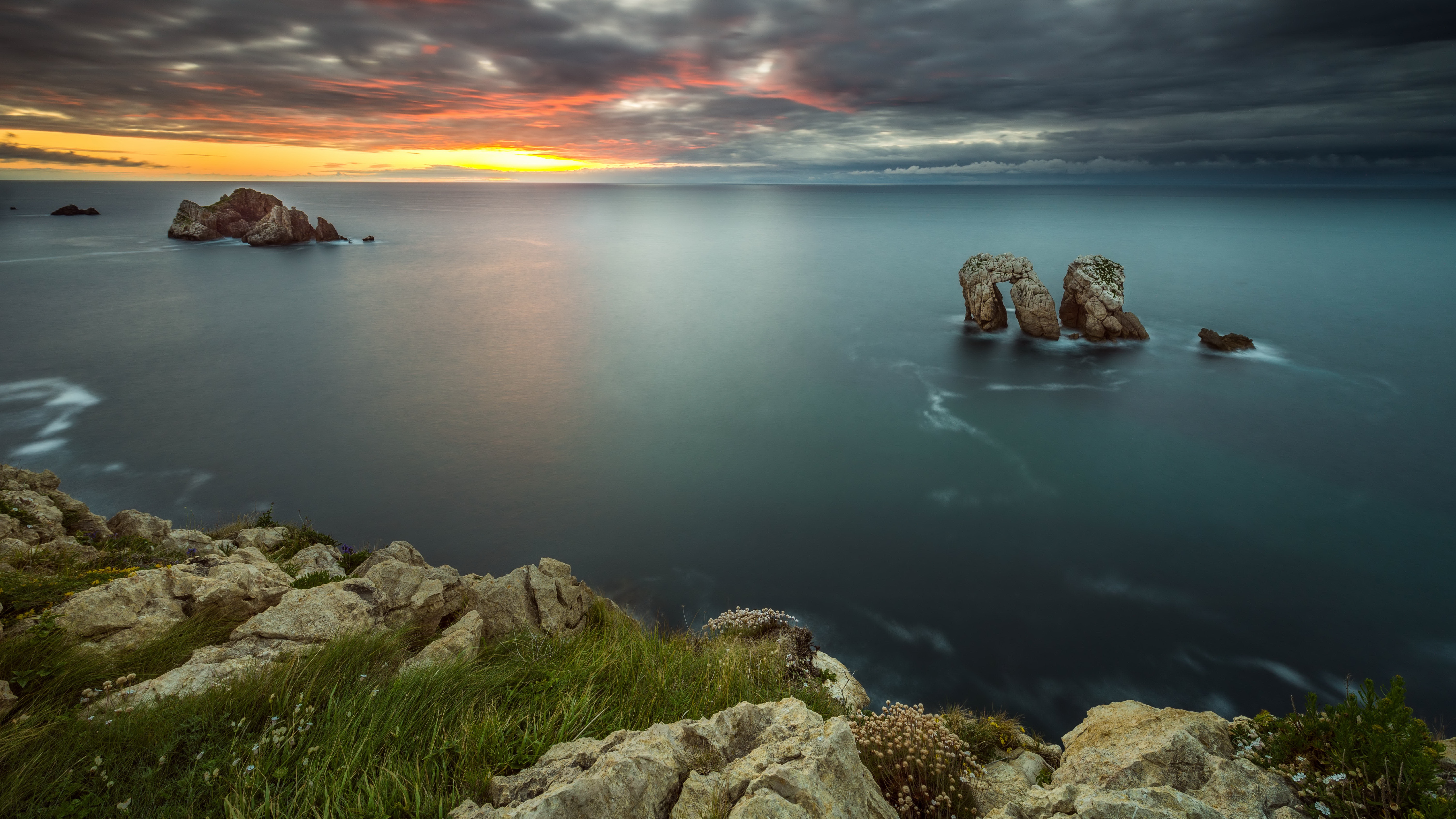 Free photo Two rocks and gloomy sky