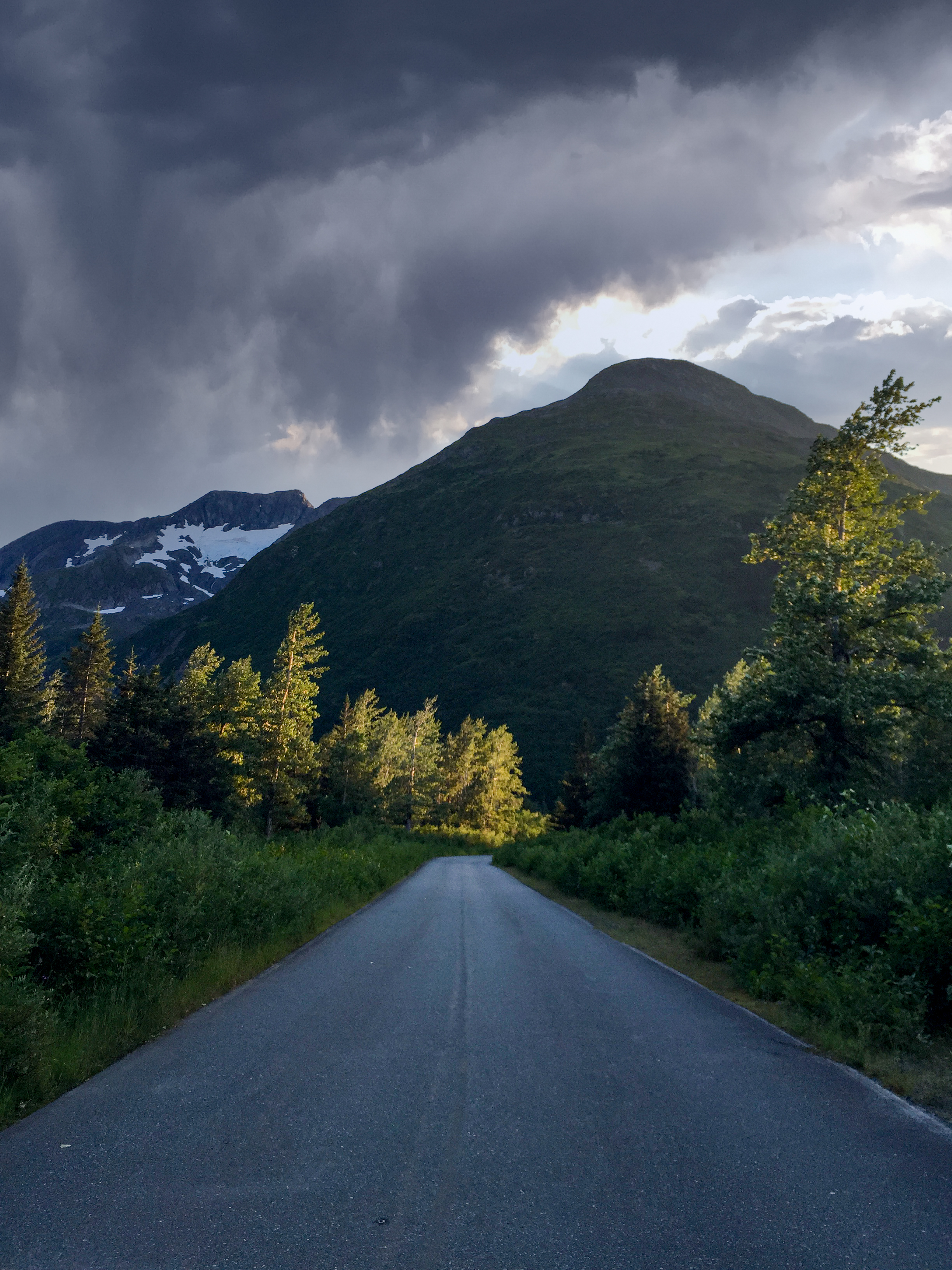Бесплатное фото Дорога ведущая к зеленому холму