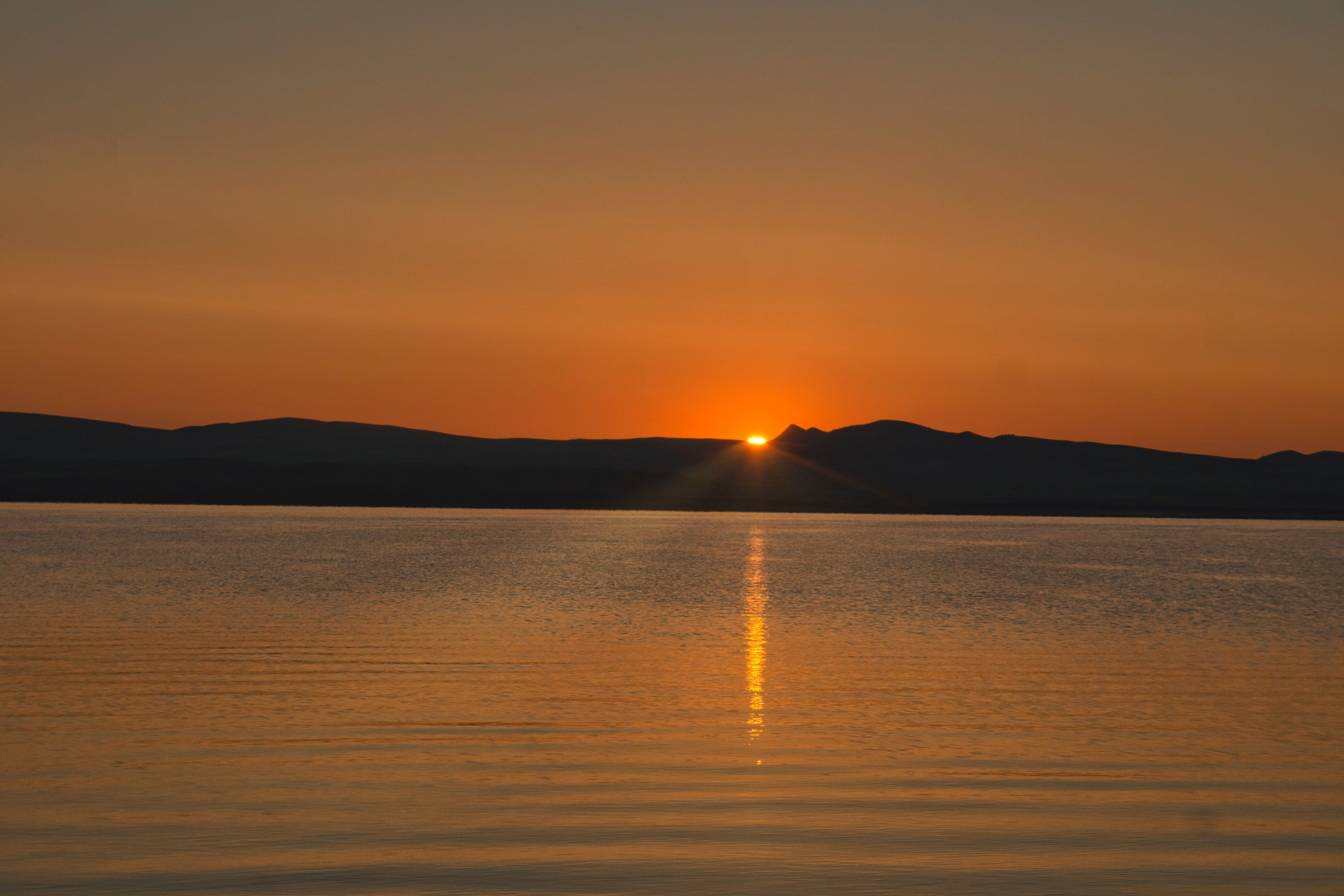 Бесплатное фото Рассвет над озером Шира летом
