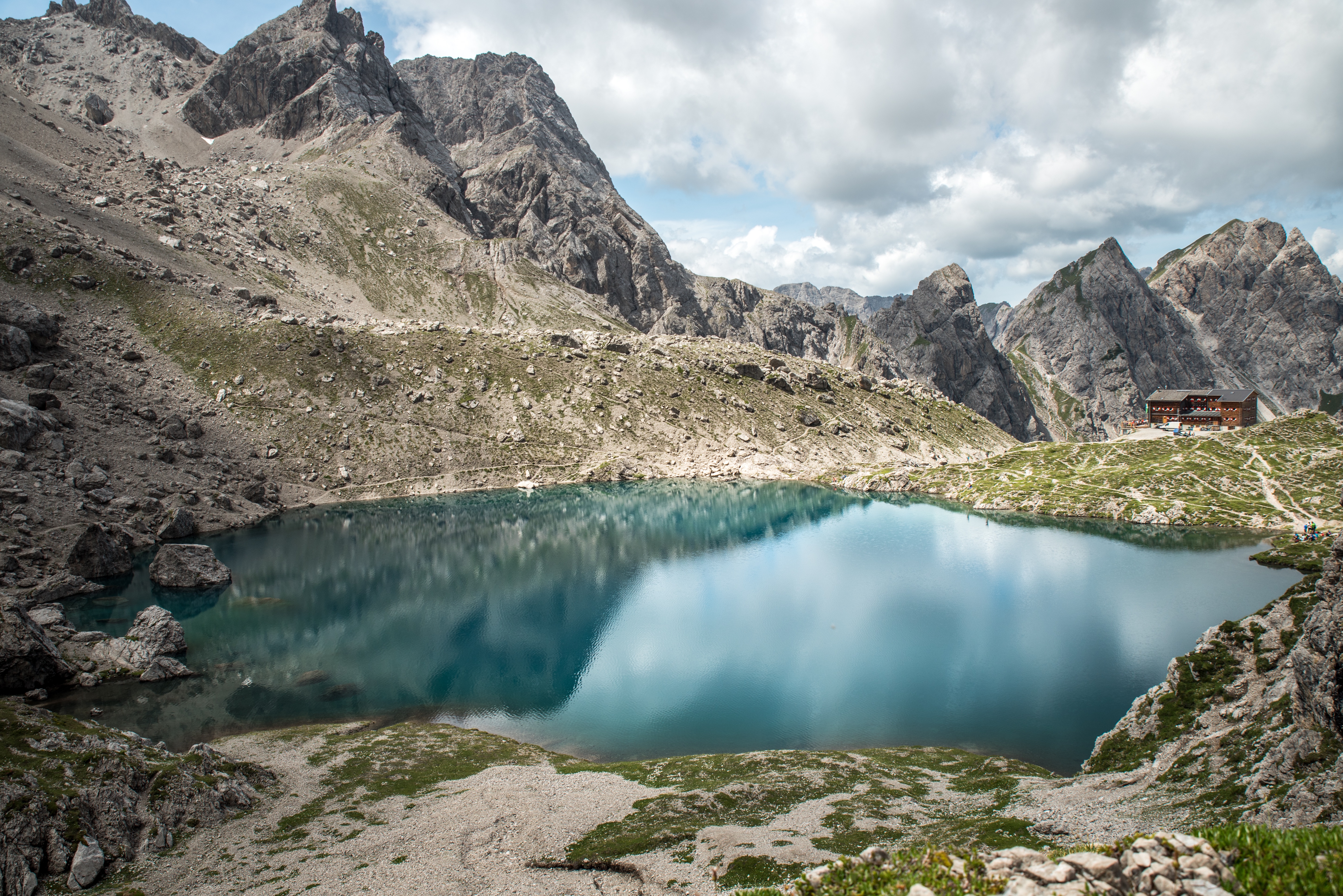 Free photo A cabin with a lake in the mountains