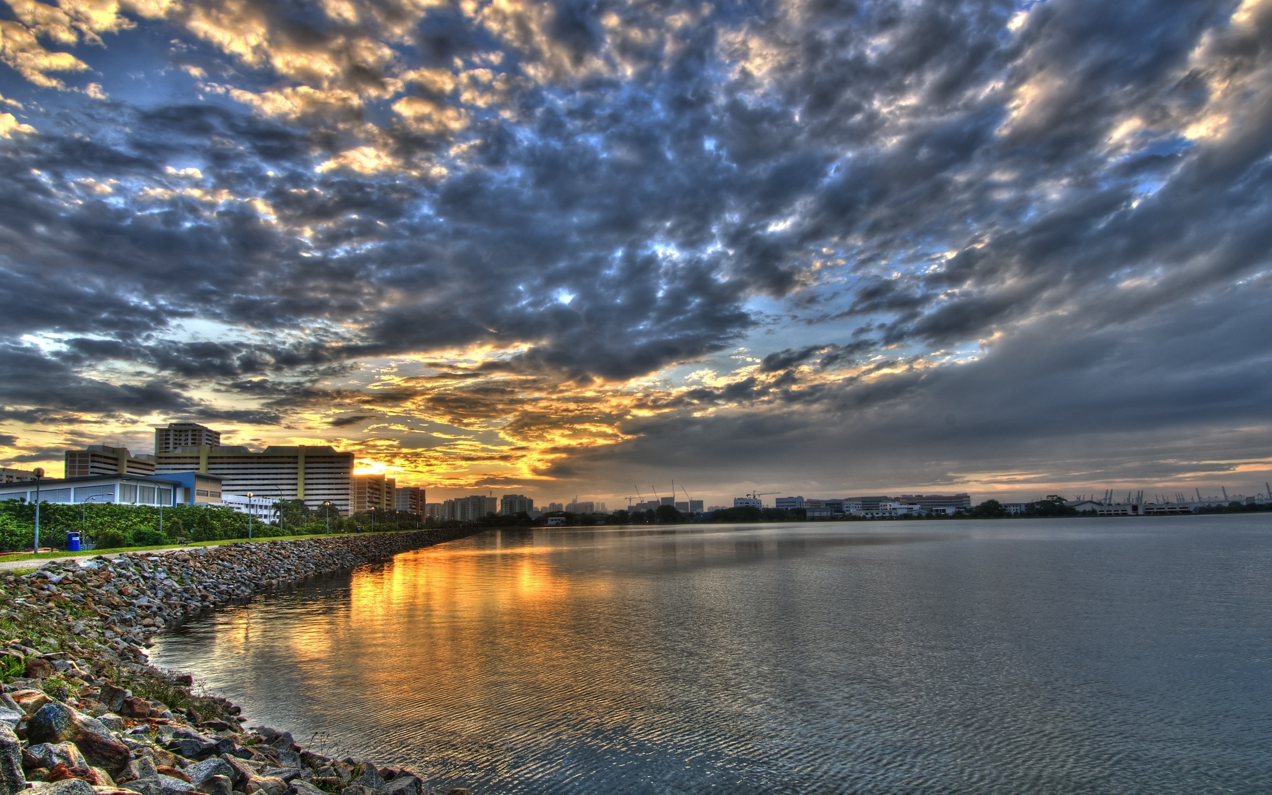 Free photo Pillows of clouds in the sky above the evening shoreline