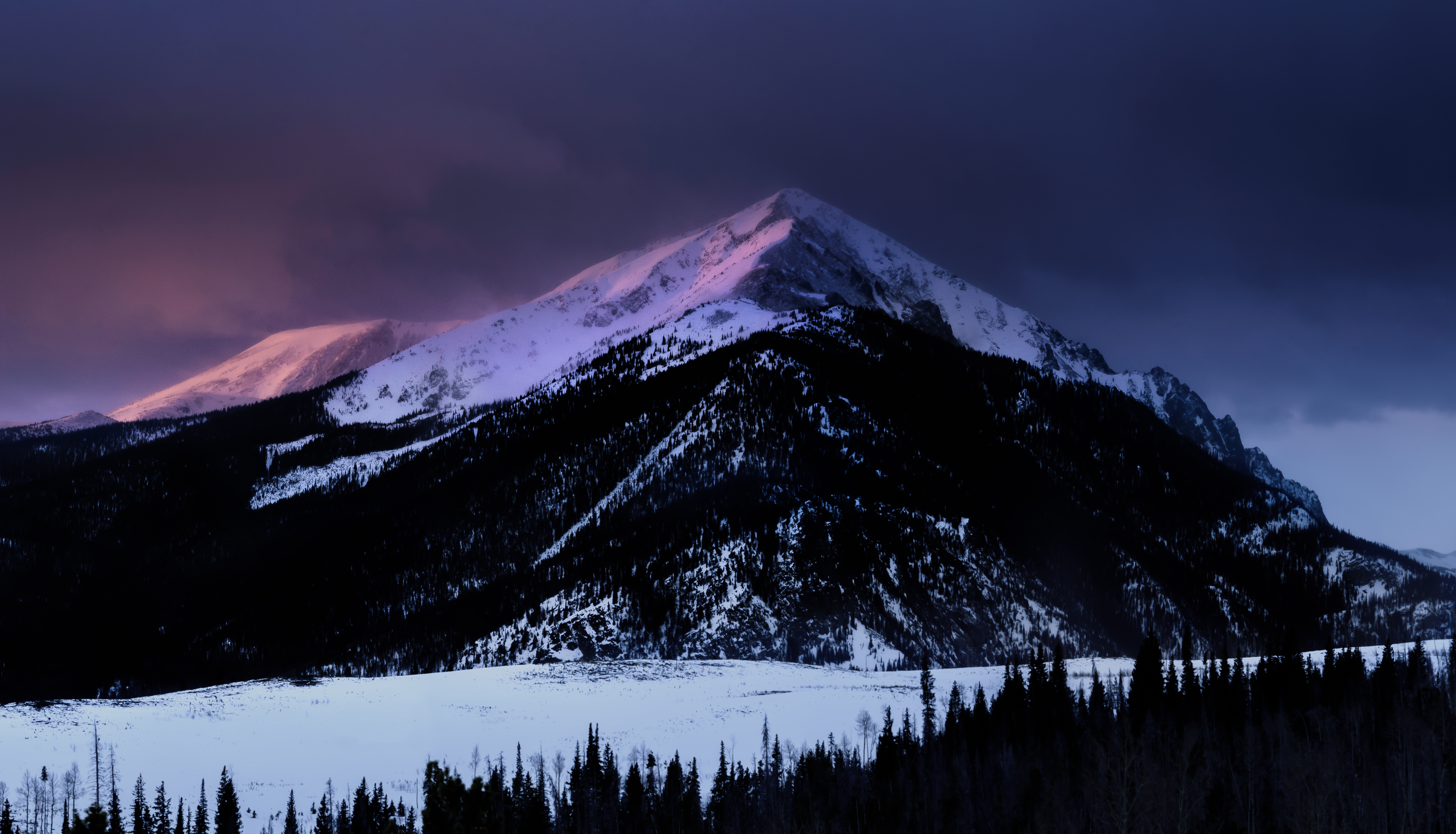 Free photo Winter sunset in the mountains