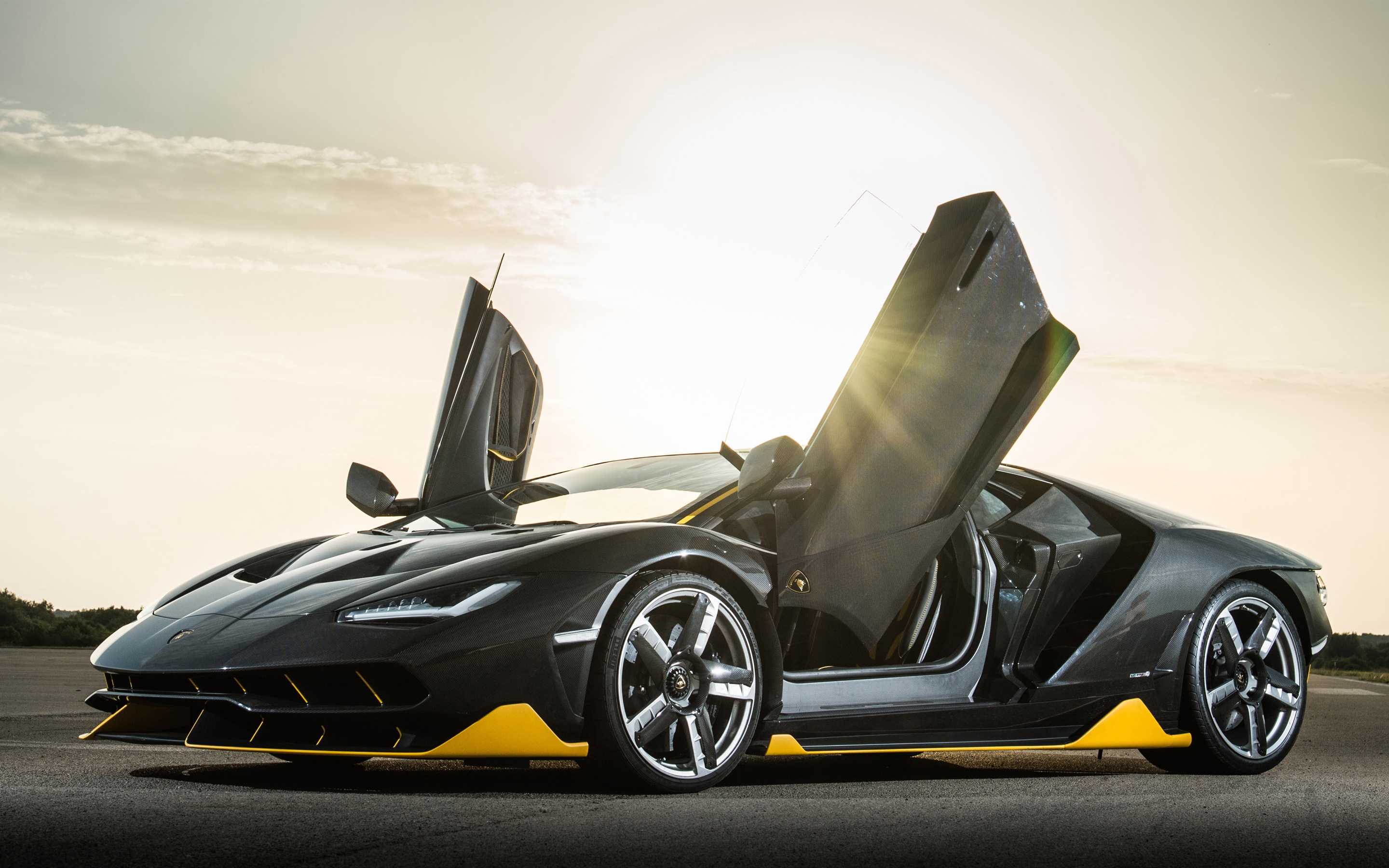 打开车门的 Lamborghini centenario。