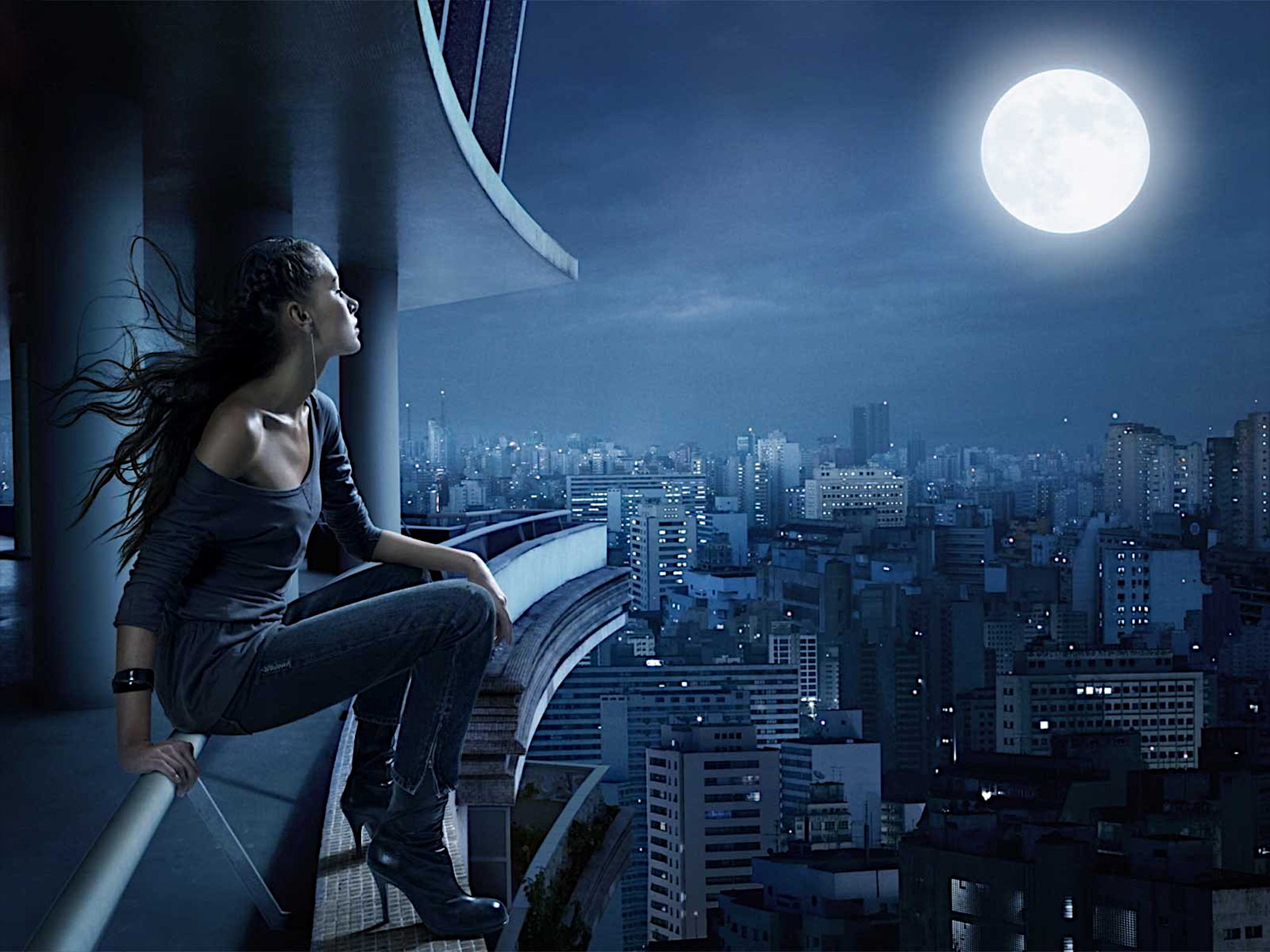 一个女孩坐在屋顶边缘，欣赏着城市的夜景。
