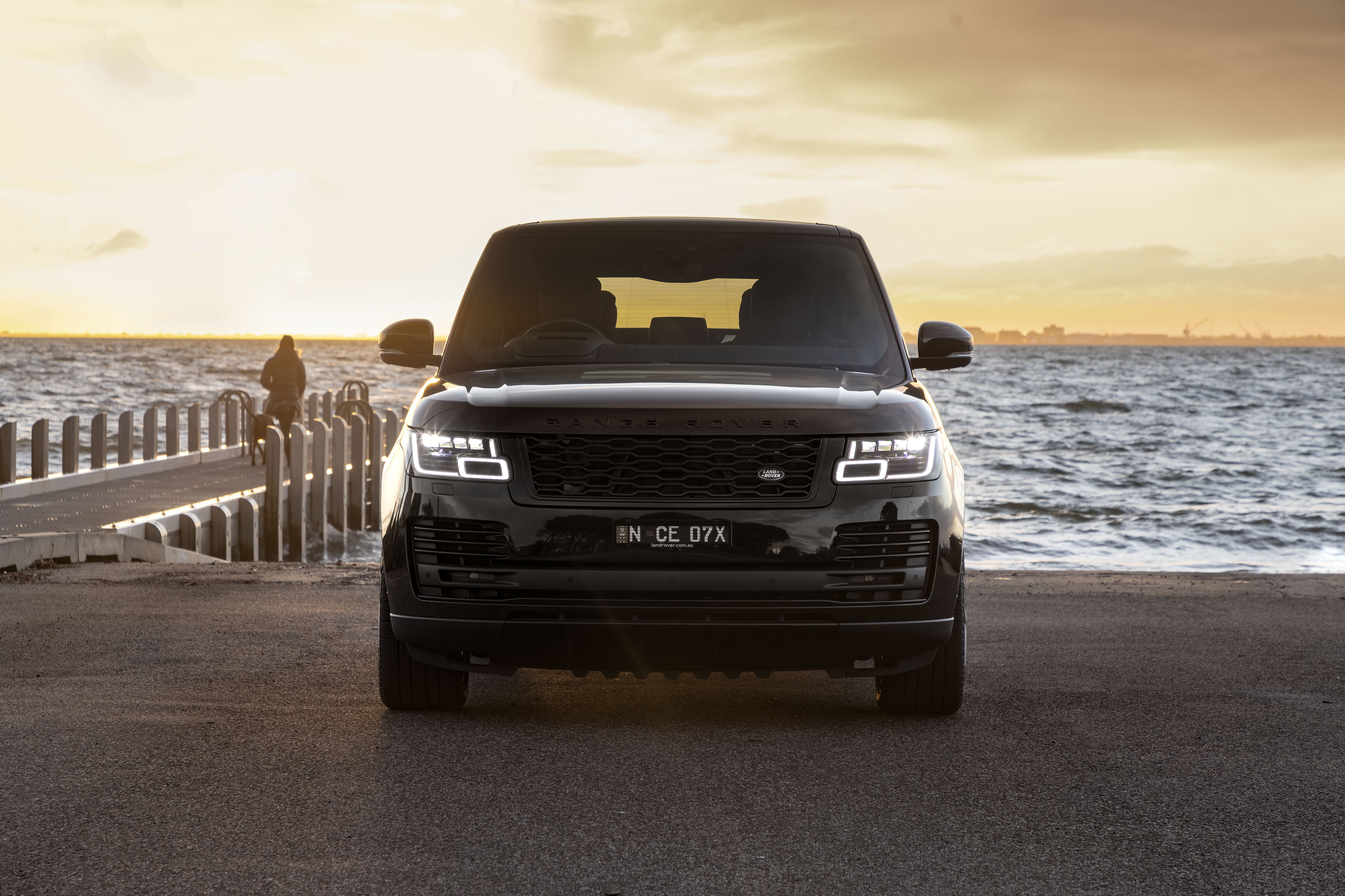 Бесплатное фото Черный Range Rover 2021 года на фоне моря