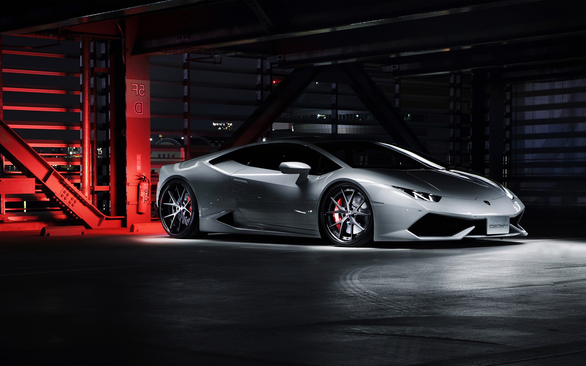 Free photo Picture of a gray Lamborghini Huracan in an underground parking lot