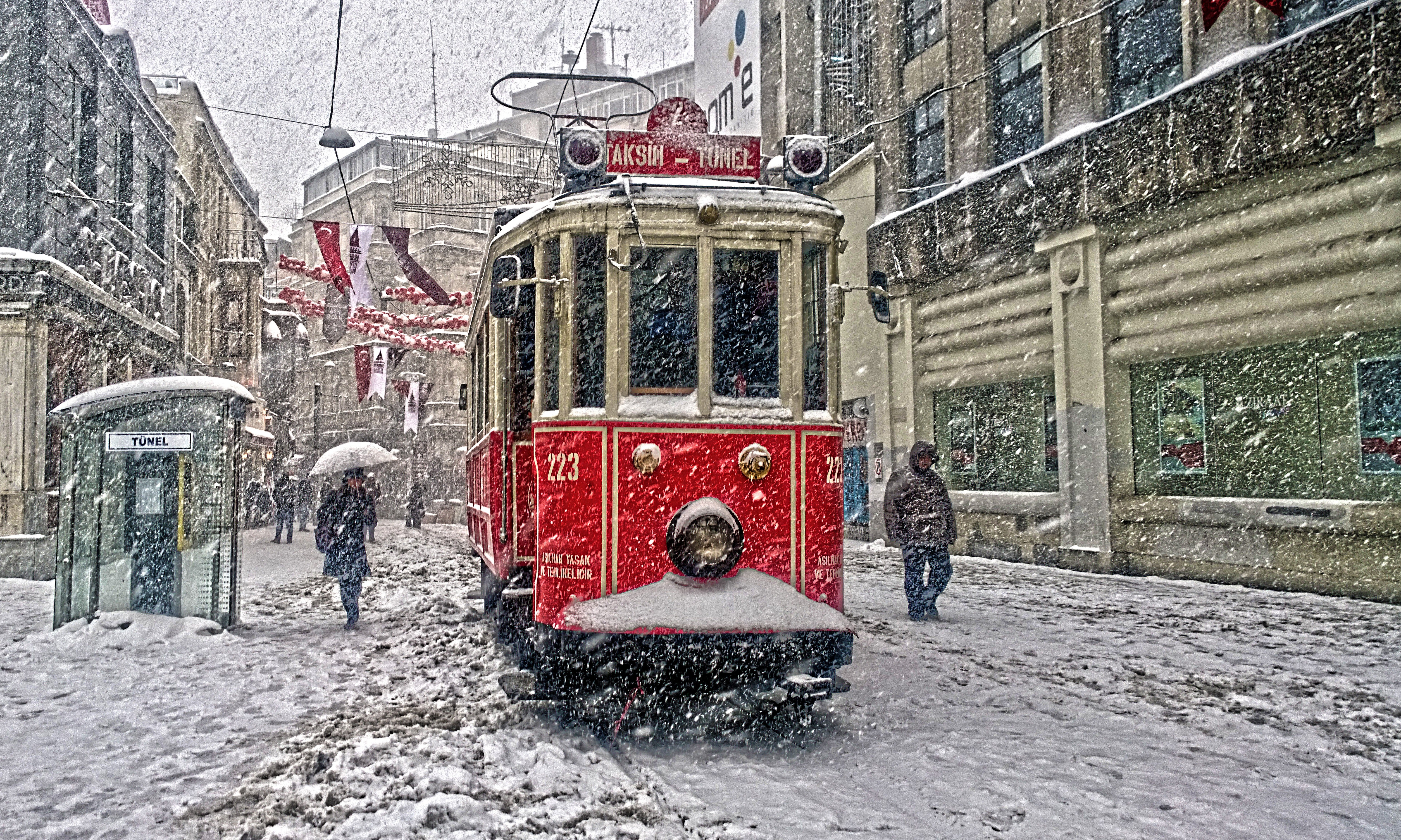免费照片土耳其伊斯坦布尔塔克西姆的古董电车在冬季天气中的表现