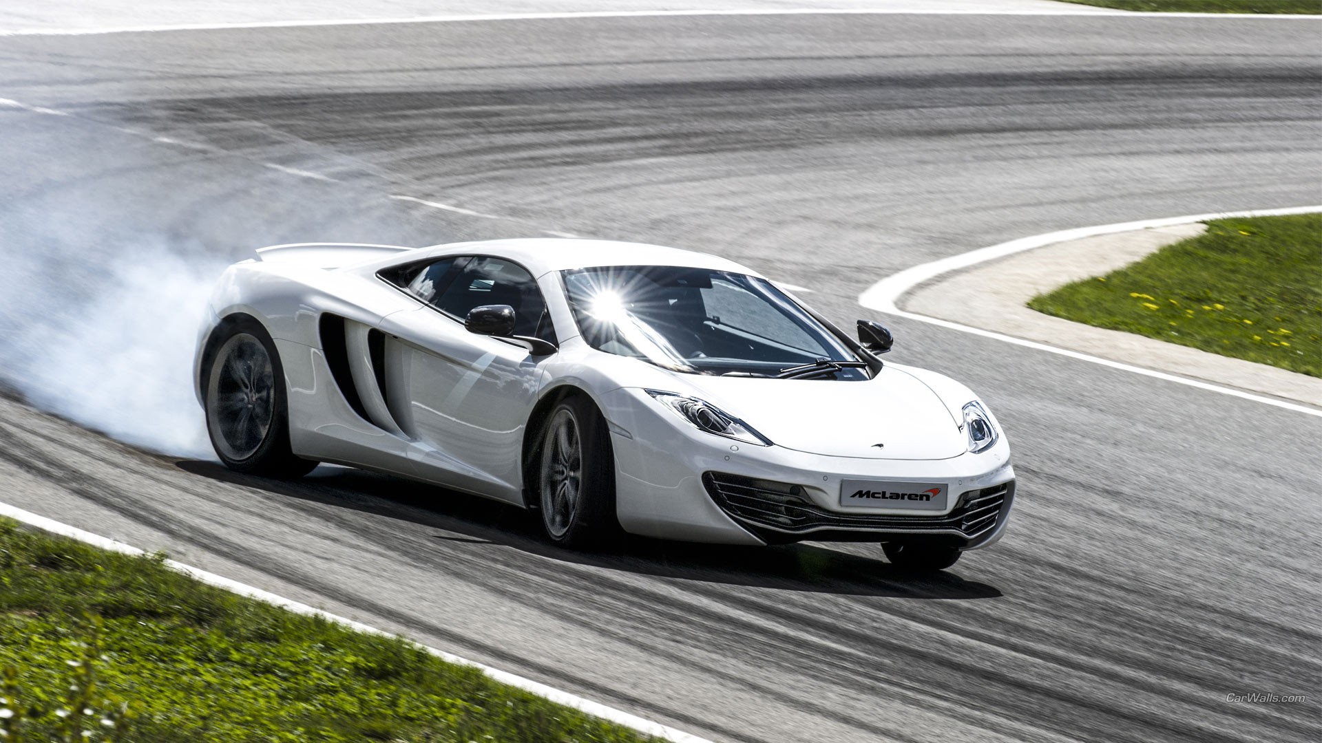 Free photo The McLaren MP4 12C goes sideways.