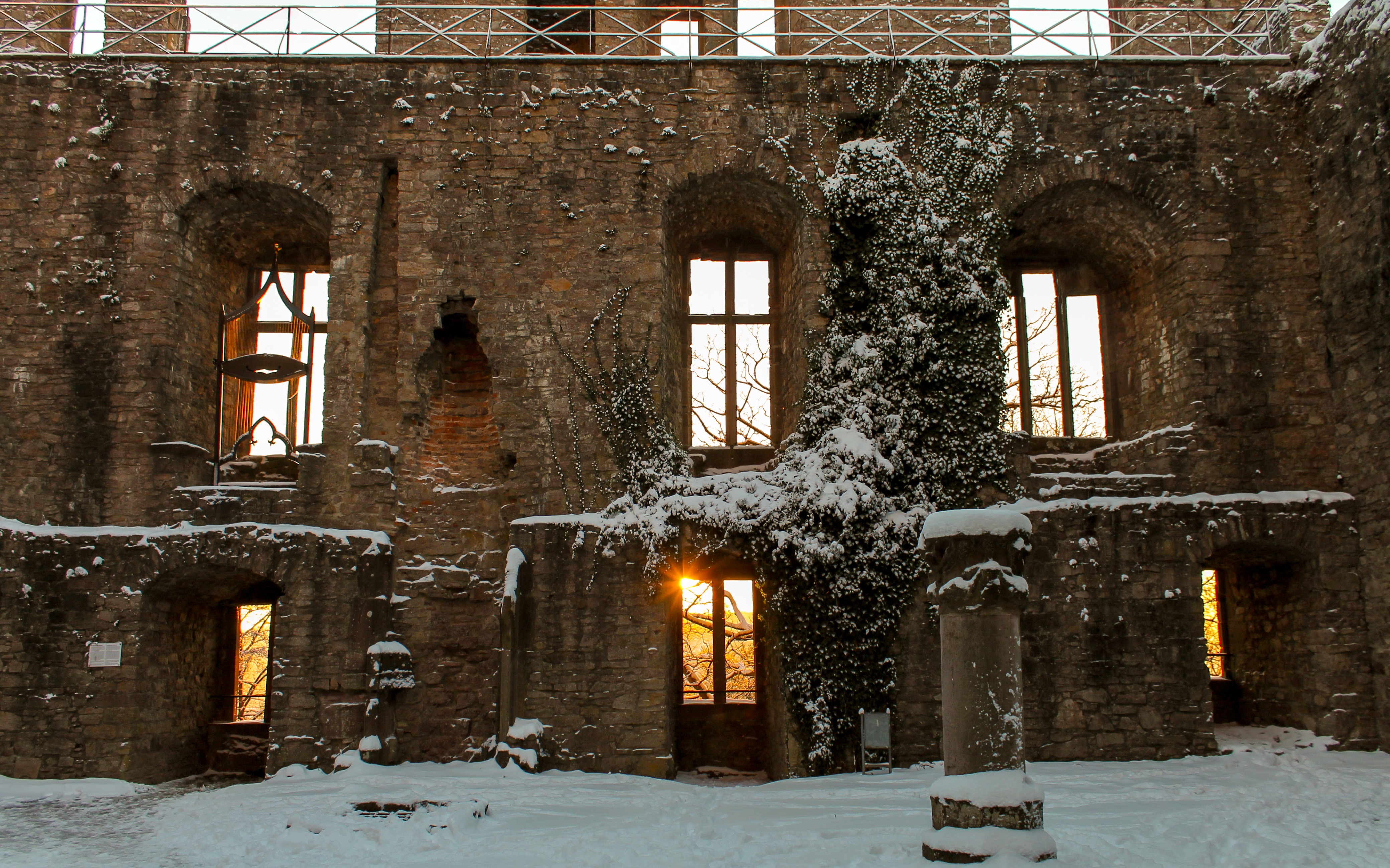 Обои окно здание снег на рабочий стол