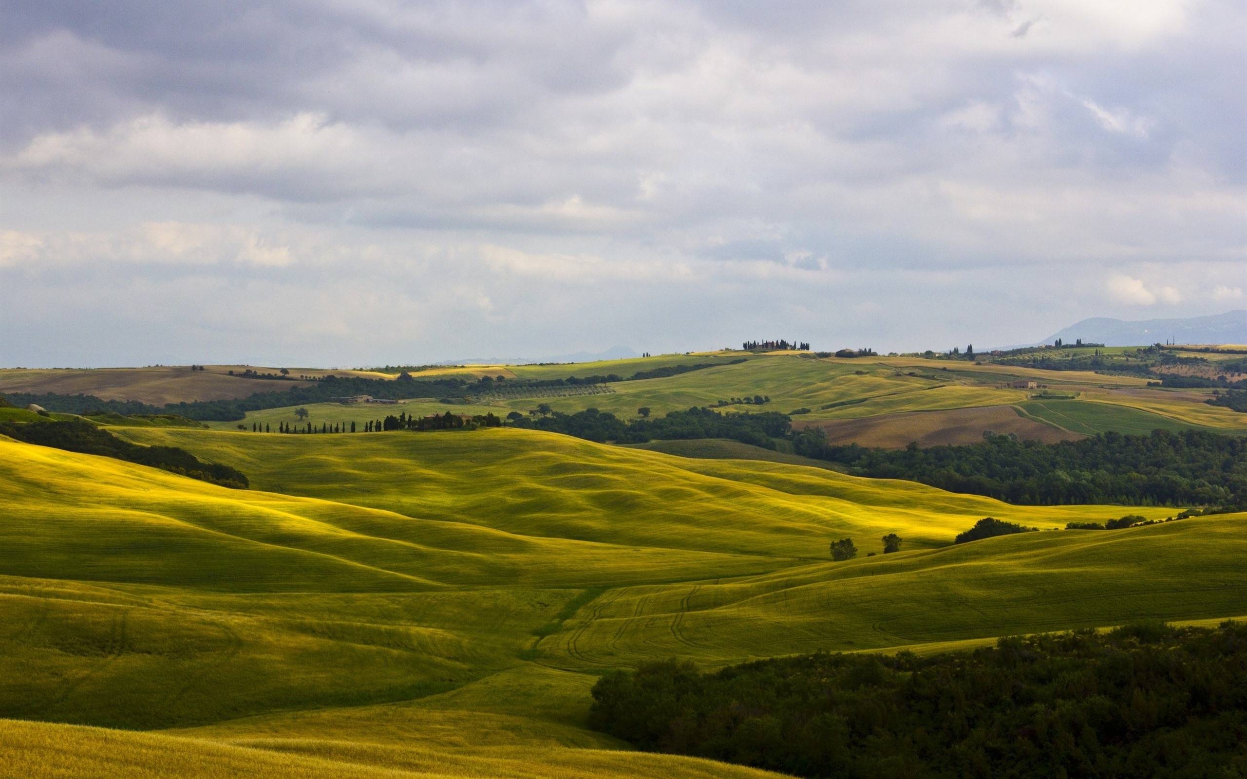 Free photo Hilly terrain in Italy in summer