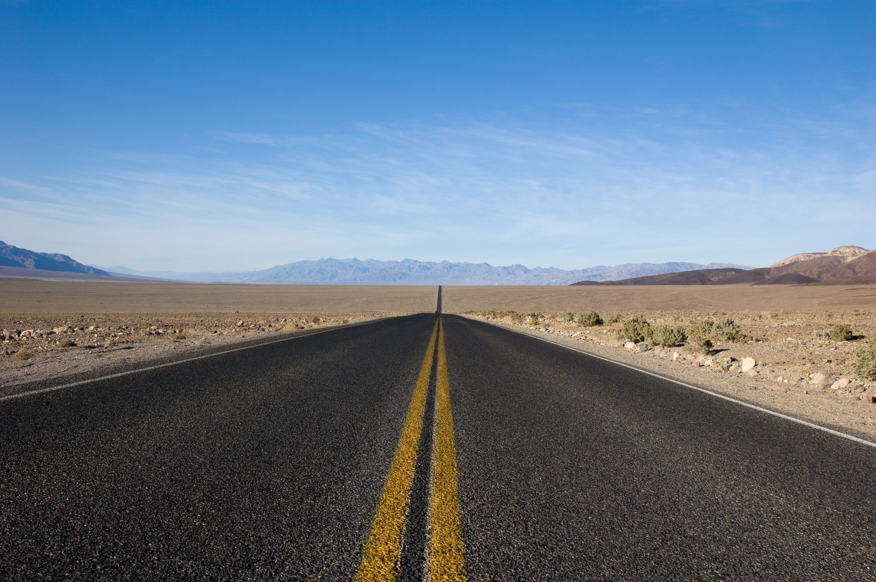 Free photo Straight road in the desert