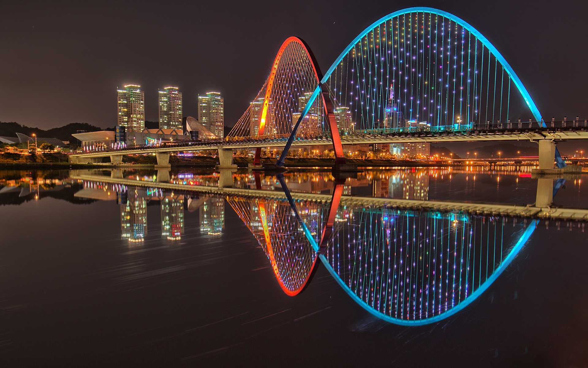 Free photo Reflection of a night bridge in a city river