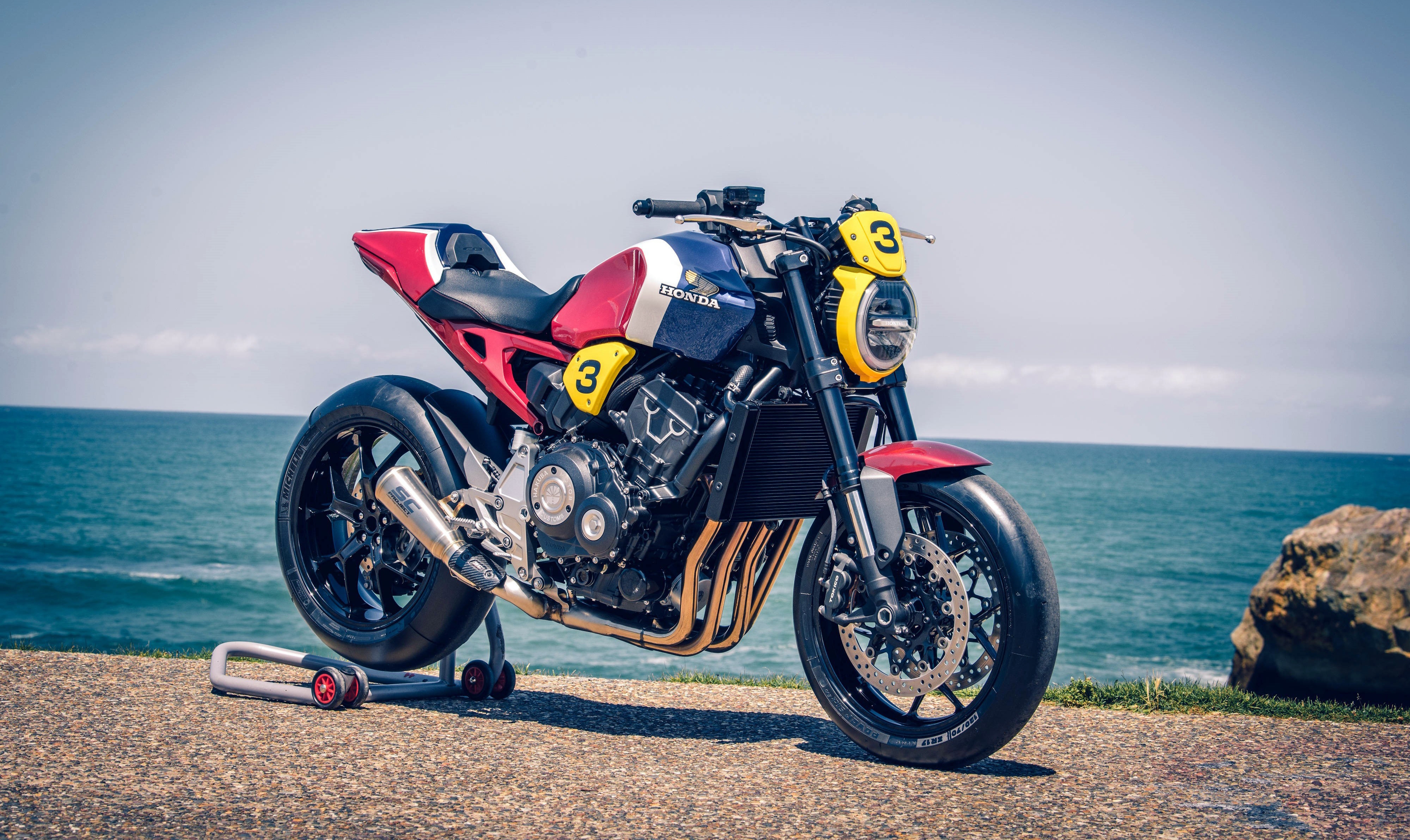 Free photo Wallpaper honda cb1000r on the sea background