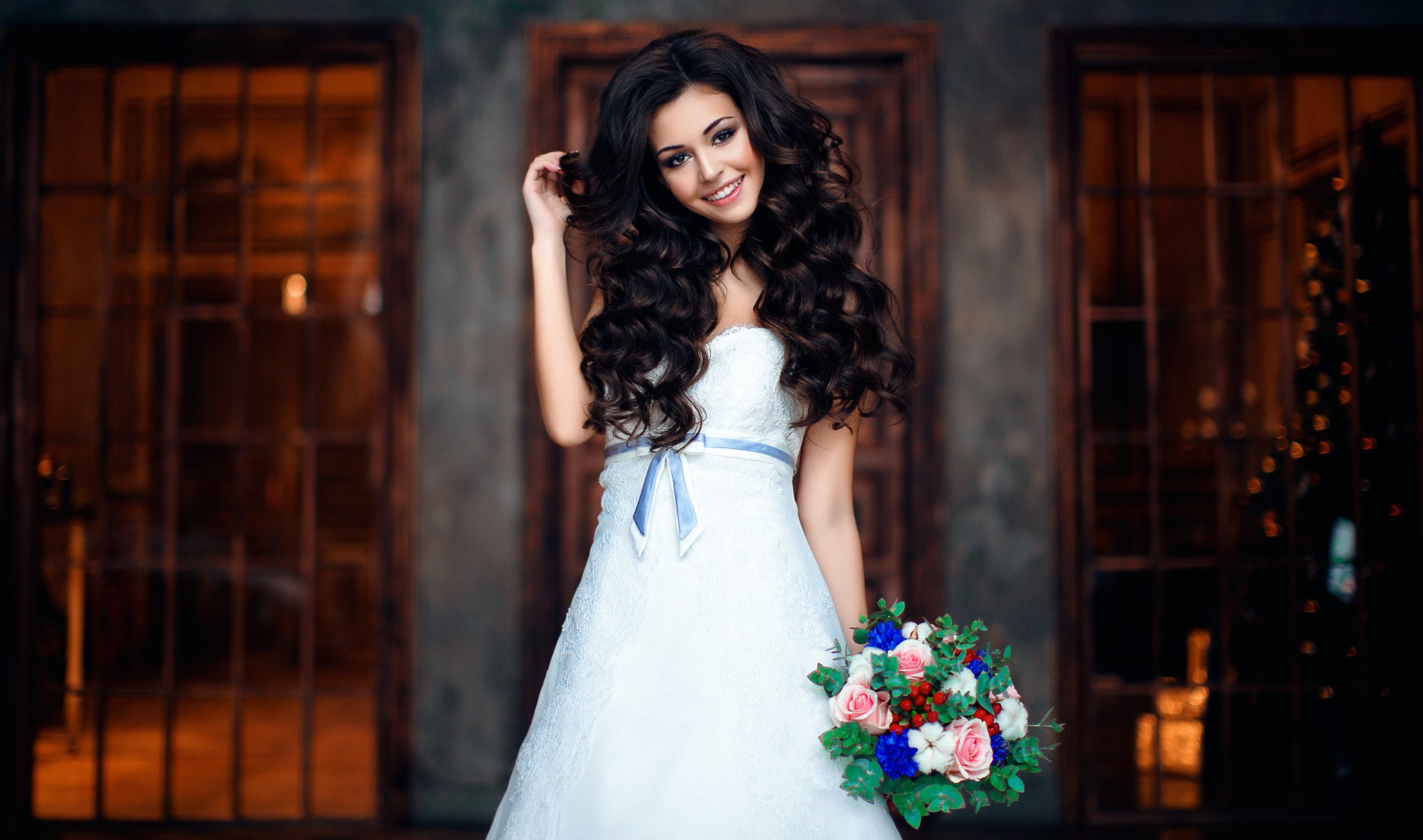 Free photo Beautiful girl in white dress with curls