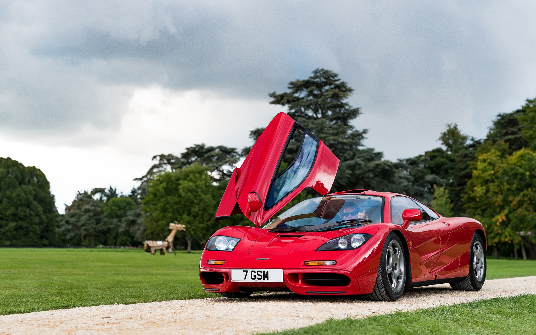 Бесплатное фото Mclaren f1 красного цвета