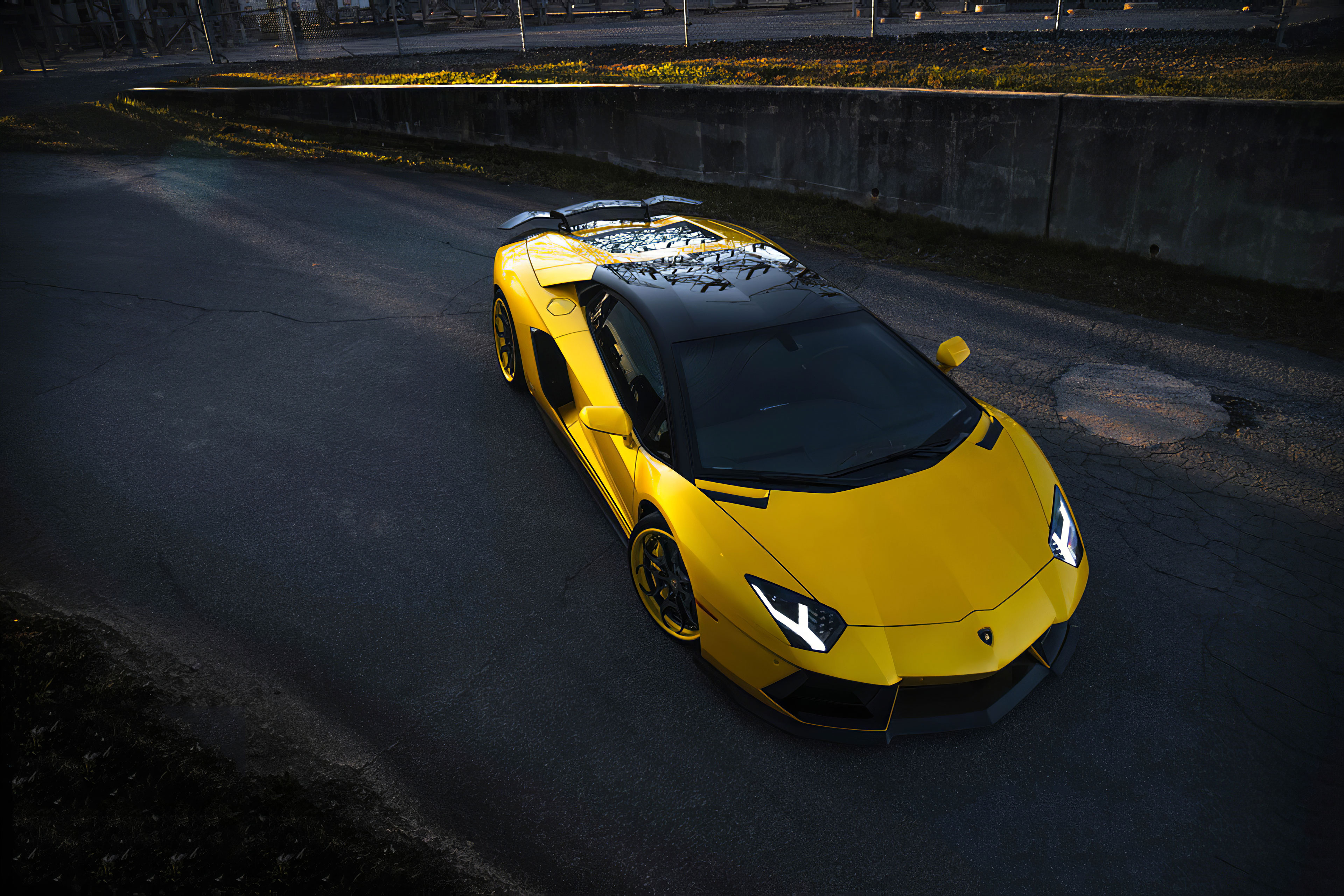 Обои Lamborghini Aventador желтый черная крыша на рабочий стол