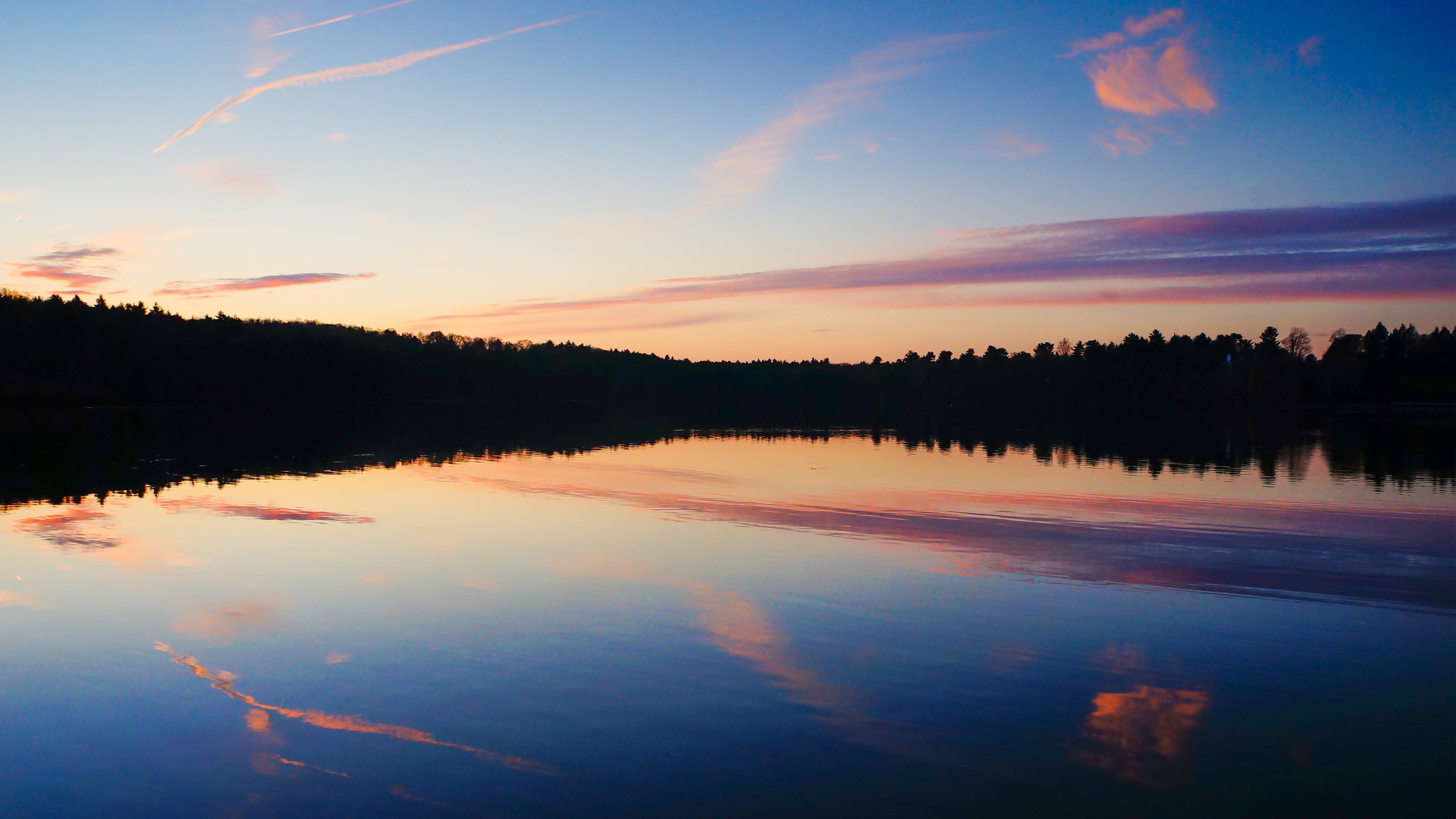 Free photo Summer evening on the lake